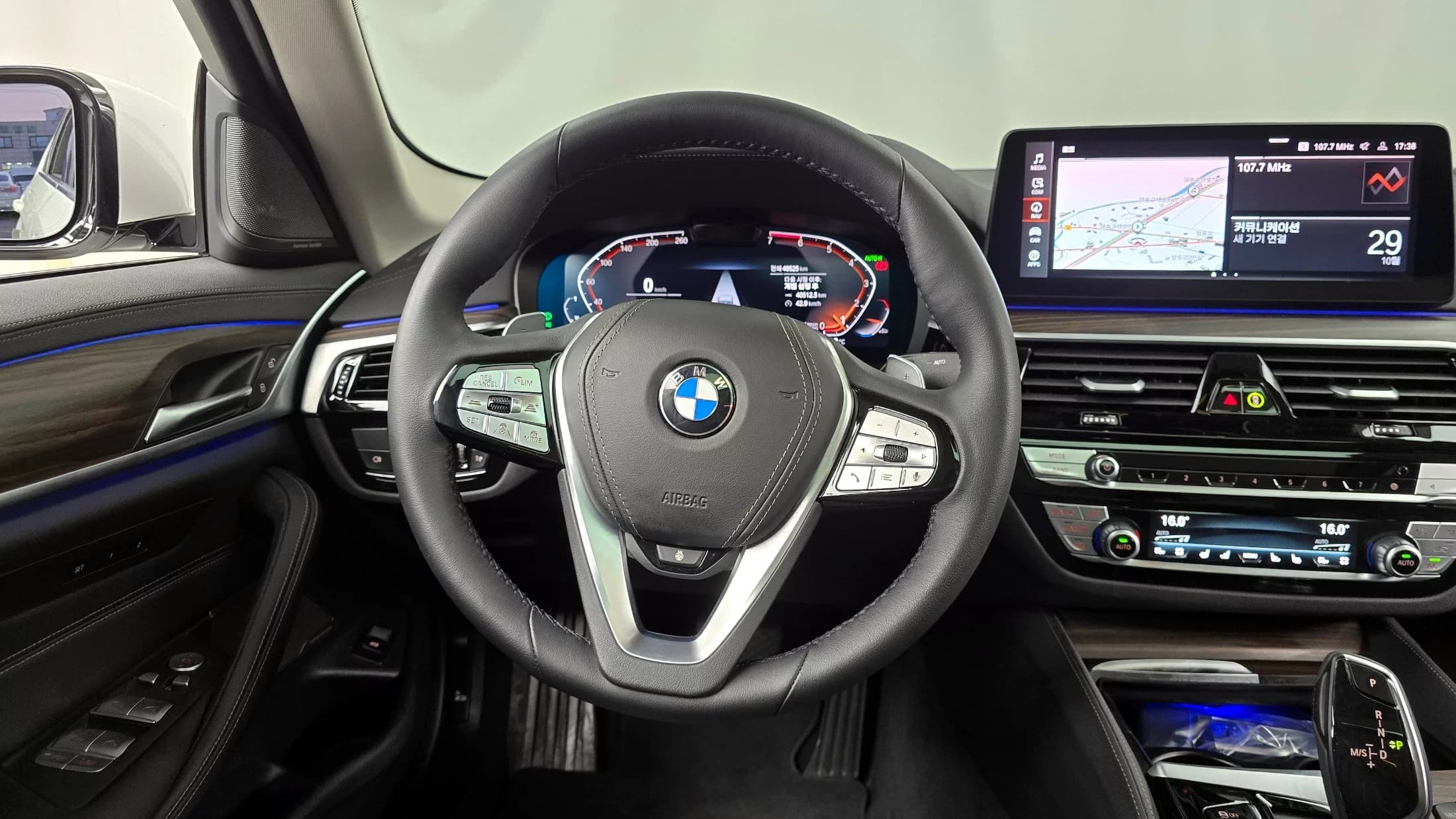 BMW 5-Series 530i xDrive Luxury, 2023 г. 40616 км. — фото 13