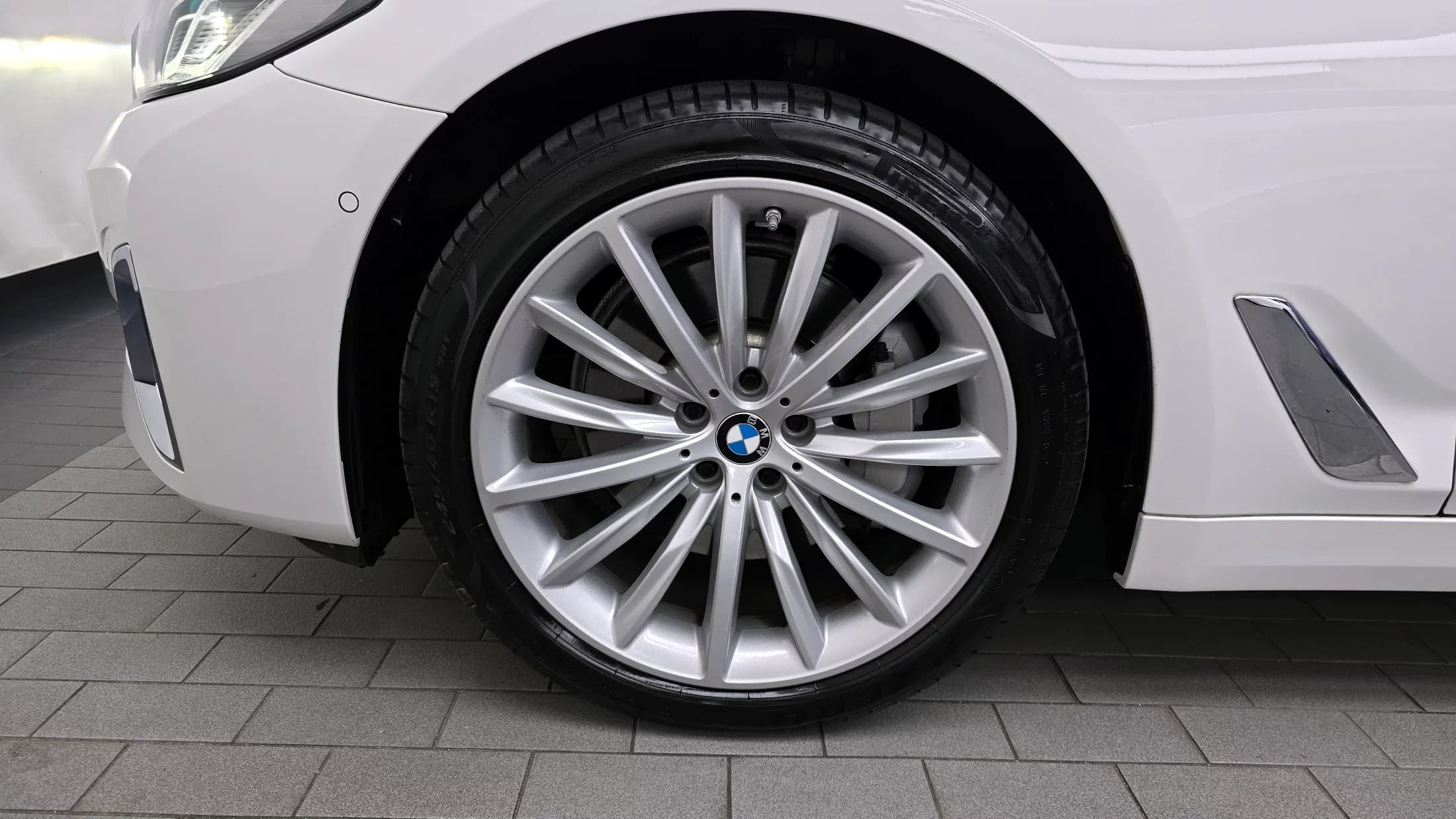 BMW 5-Series 530i xDrive Luxury, 2023 г. 40616 км. — фото 5