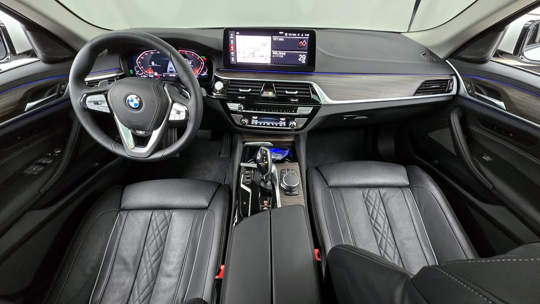 BMW 5-Series 530i xDrive Luxury, 2023 г. 40616 км. — фото 7