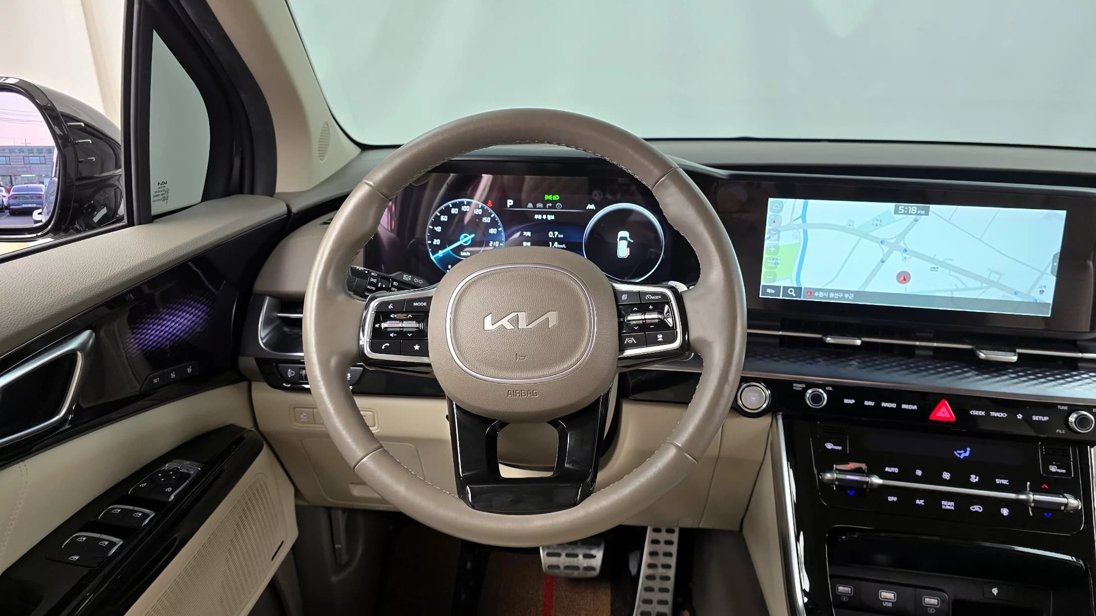 Kia Carnival Gasoline 9-Seater Hi-Limousine Signature, 2022 г. 60201 км. — фото 13