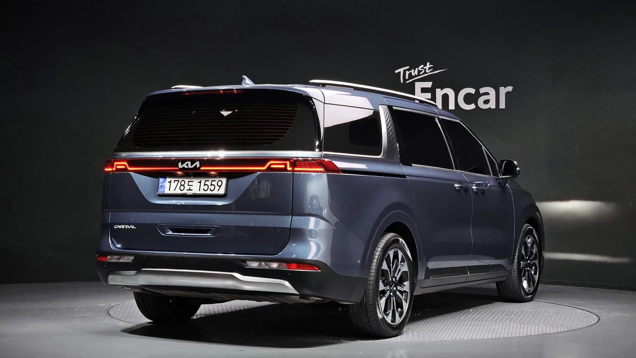 Kia Carnival 9-Seater Signature, 2023 г. 77543 км. — фото 2