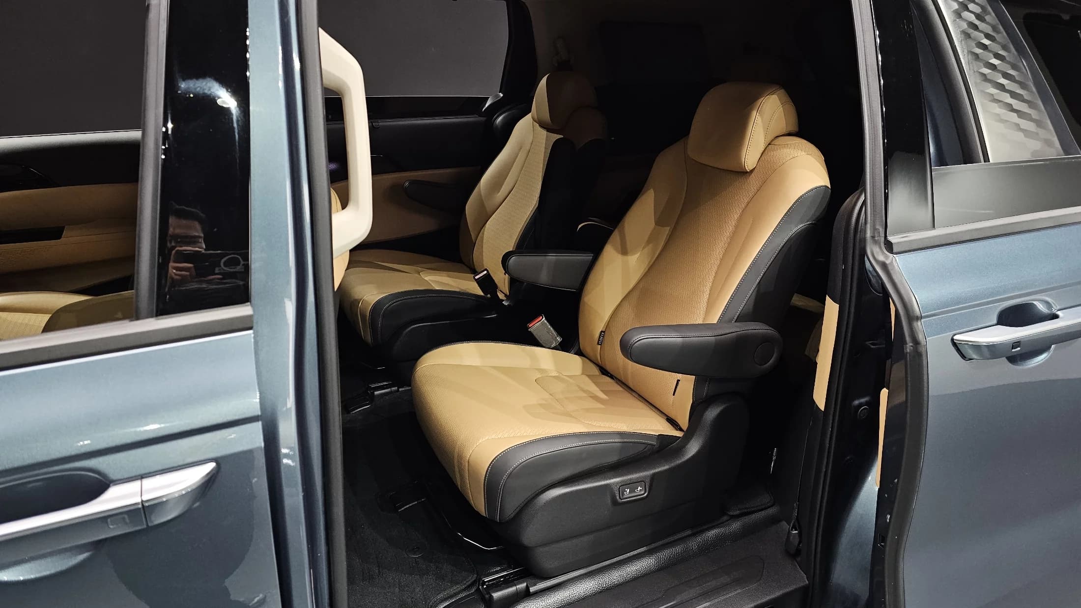 Kia Carnival 9-Seater Signature, 2023 г. 77543 км. — фото 17