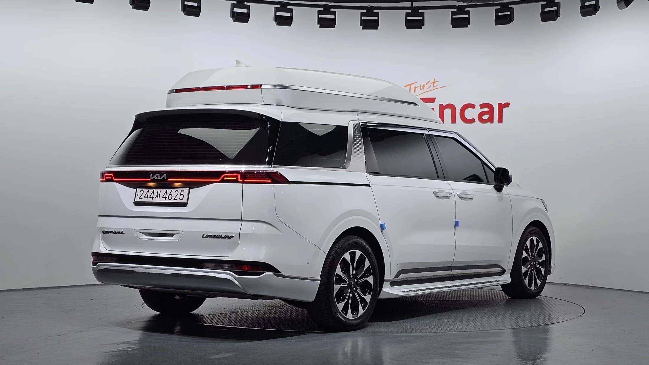 Kia Carnival 9-Seater Hi-Limousine Signature, 2023 г. 84876 км. — фото 2