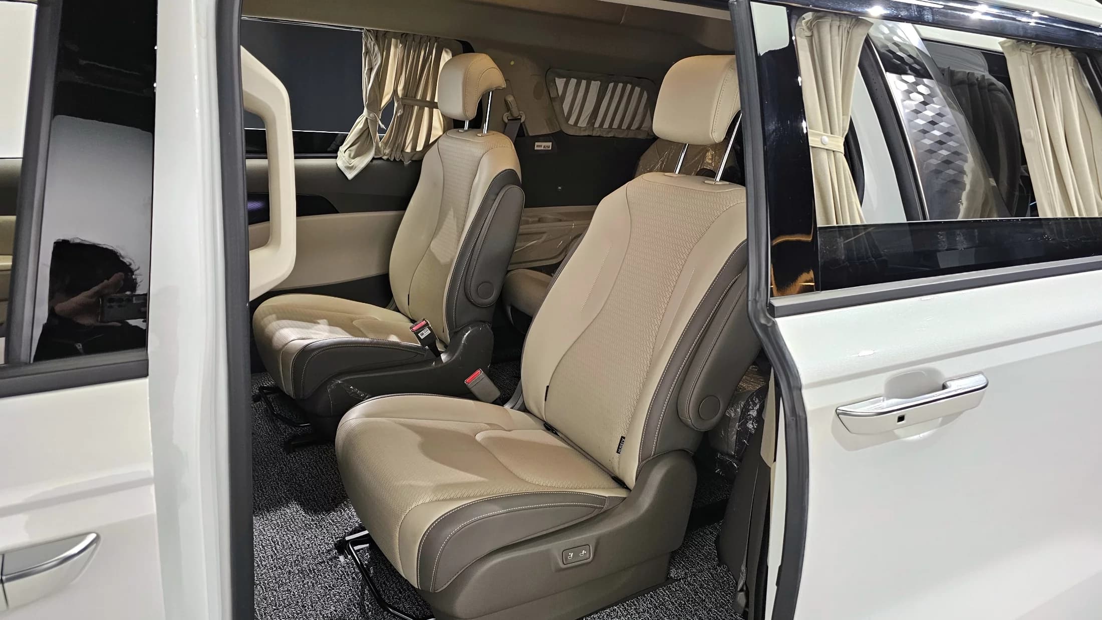 Kia Carnival 9-Seater Hi-Limousine Signature, 2023 г. 84876 км. — фото 11