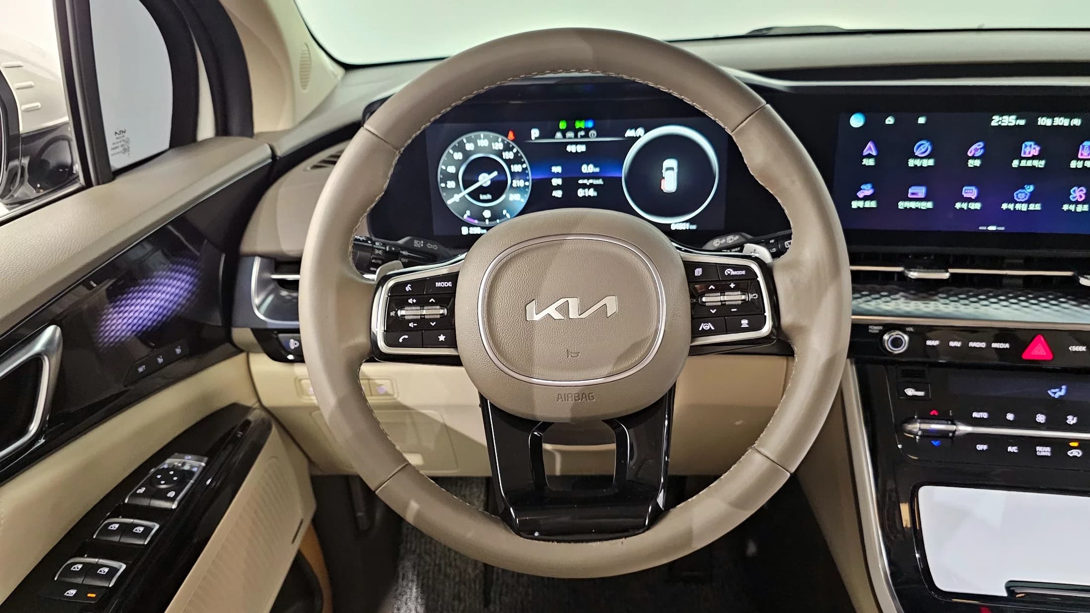 Kia Carnival 9-Seater Hi-Limousine Signature, 2023 г. 84876 км. — фото 13
