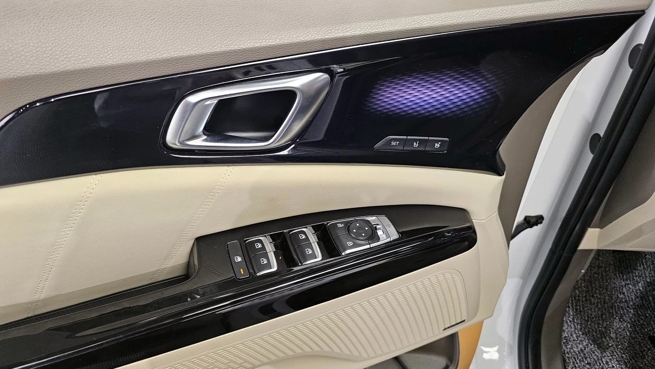 Kia Carnival 9-Seater Hi-Limousine Signature, 2023 г. 84876 км. — фото 14