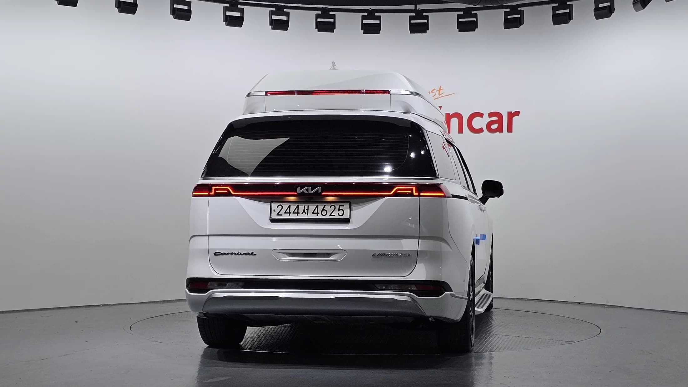 Kia Carnival 9-Seater Hi-Limousine Signature, 2023 г. 84876 км. — фото 4