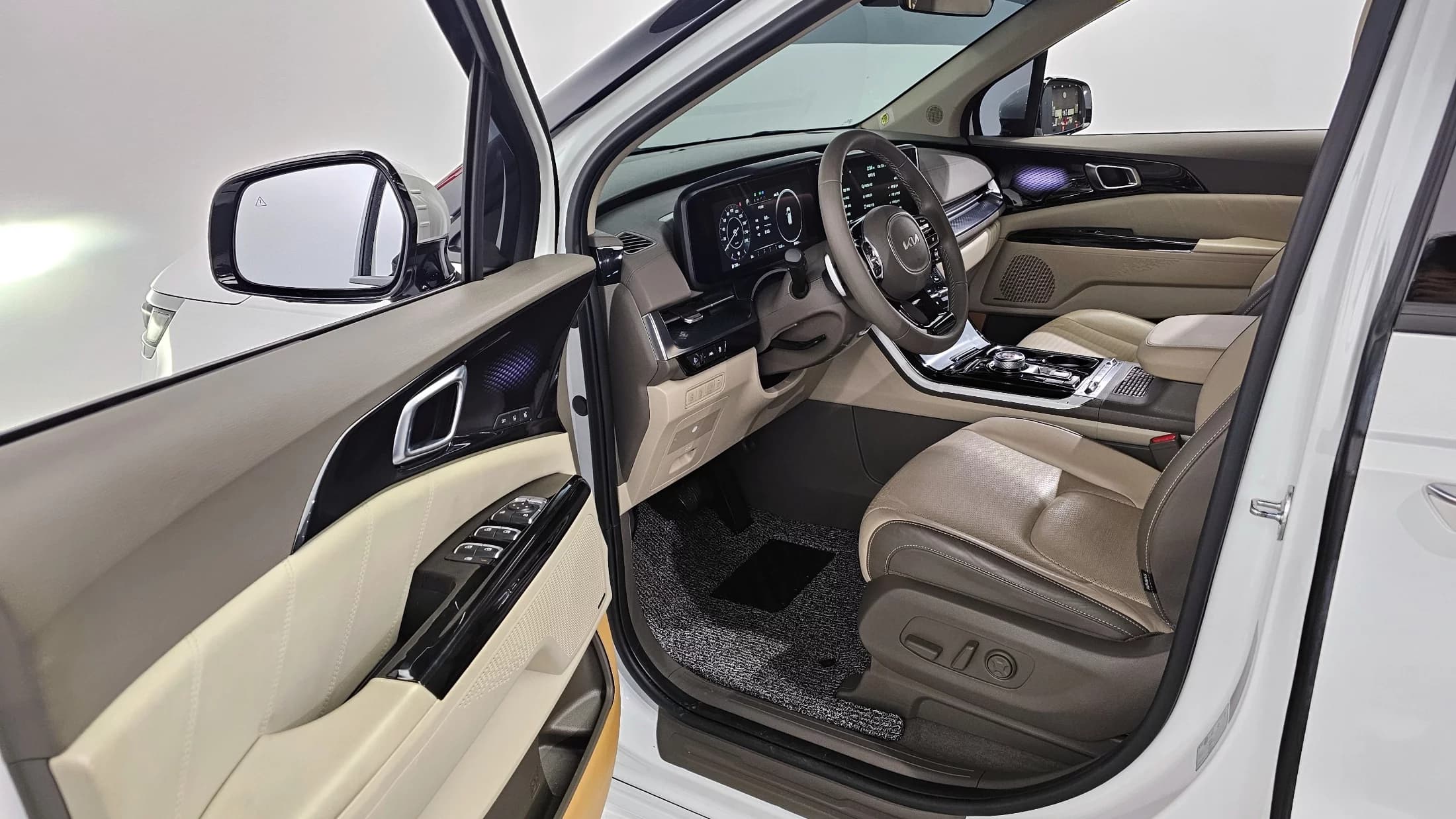 Kia Carnival 9-Seater Hi-Limousine Signature, 2023 г. 84876 км. — фото 10