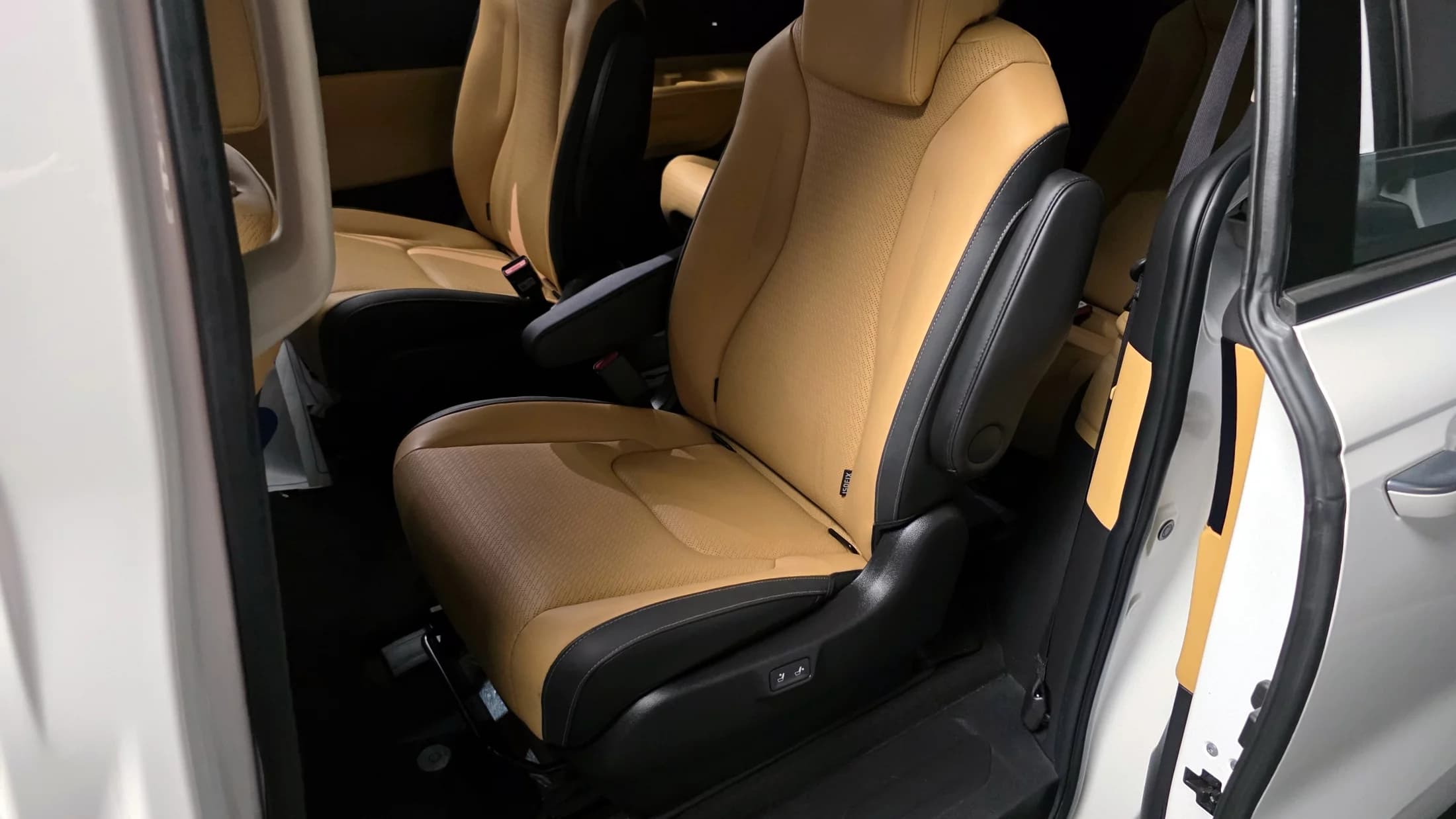 Kia Carnival Gasoline 9-Seater Signature, 2023 г. 43435 км. — фото 11