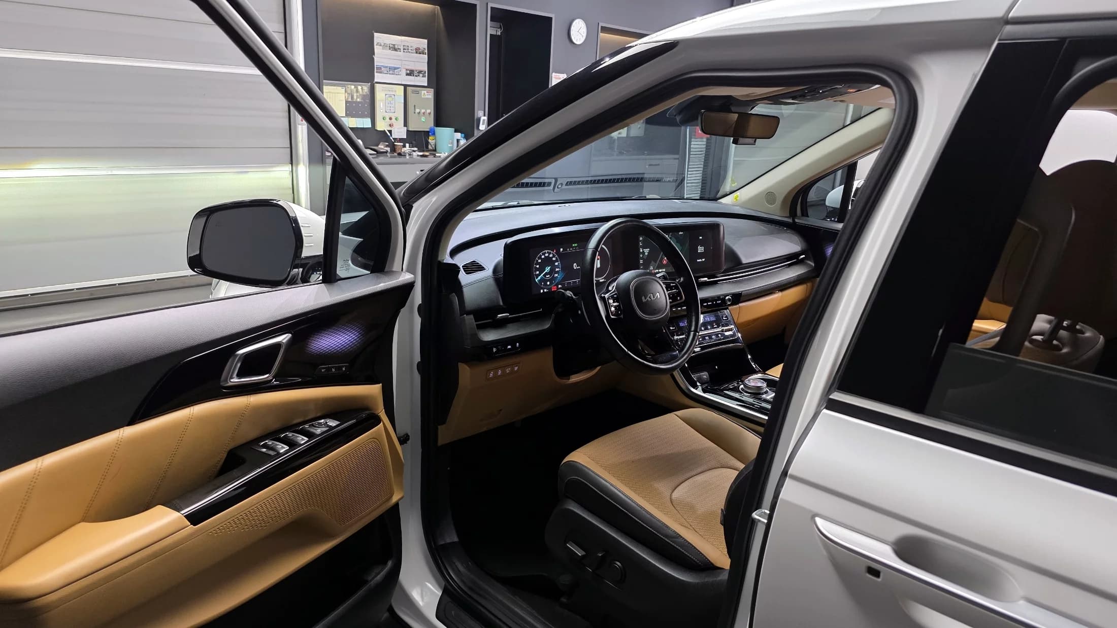 Kia Carnival Gasoline 9-Seater Signature, 2023 г. 43435 км. — фото 10