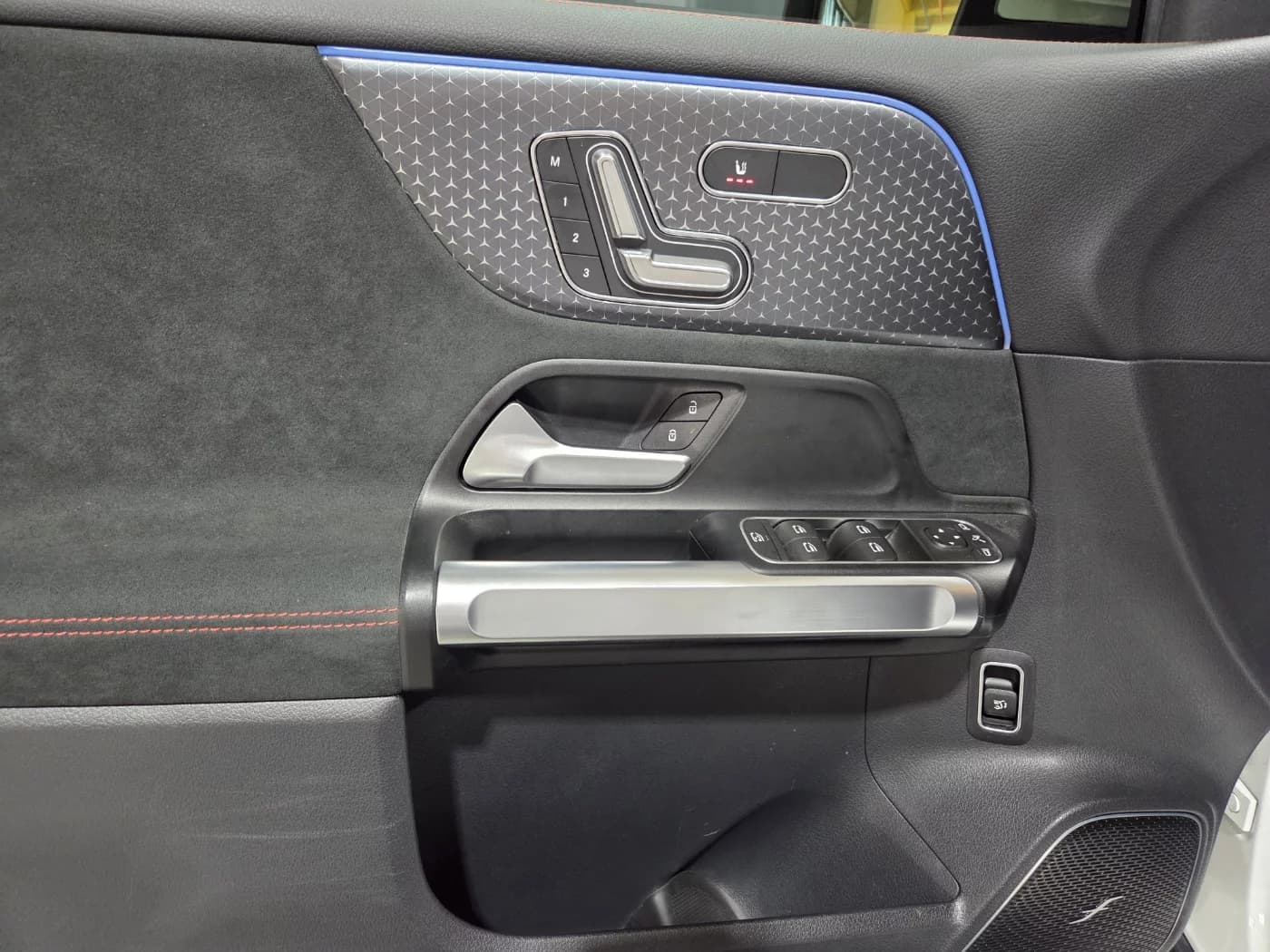 Mercedes-Benz EQB EQB300 4MATIC AMG Line, электромобиль, 2024 г. 22231 км. — фото 17