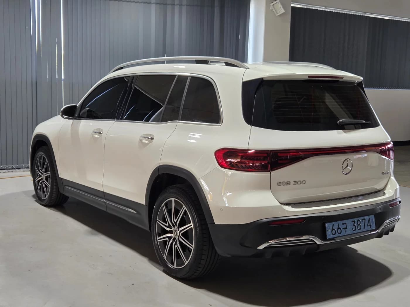 Mercedes-Benz EQB EQB300 4MATIC AMG Line, электромобиль, 2024 г. 22231 км. — фото 4