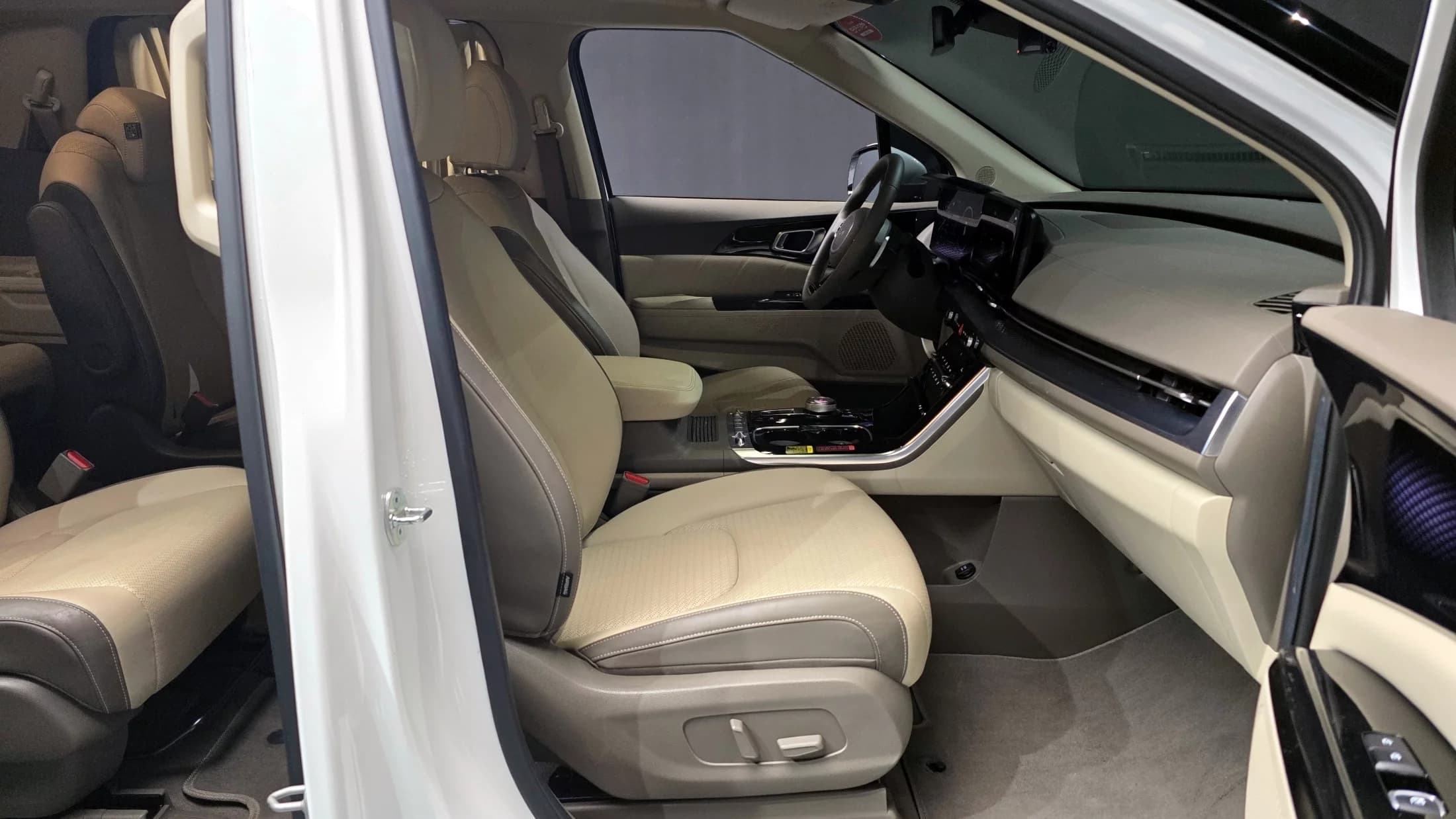 Kia Carnival Gasoline 9-Seater Hi-Limousine Signature, 2023 г. 29260 км. — фото 11
