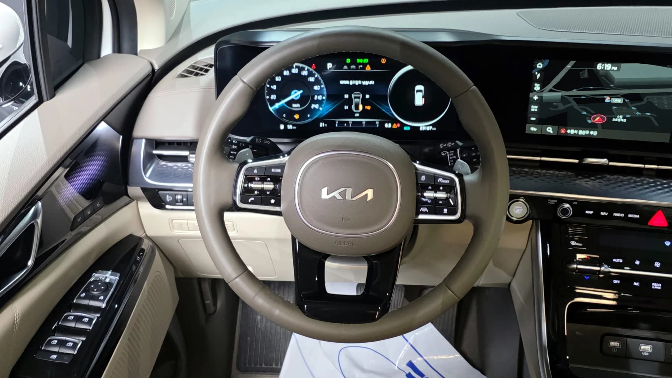 Kia Carnival Gasoline 9-Seater Hi-Limousine Signature, 2023 г. 29260 км. — фото 13