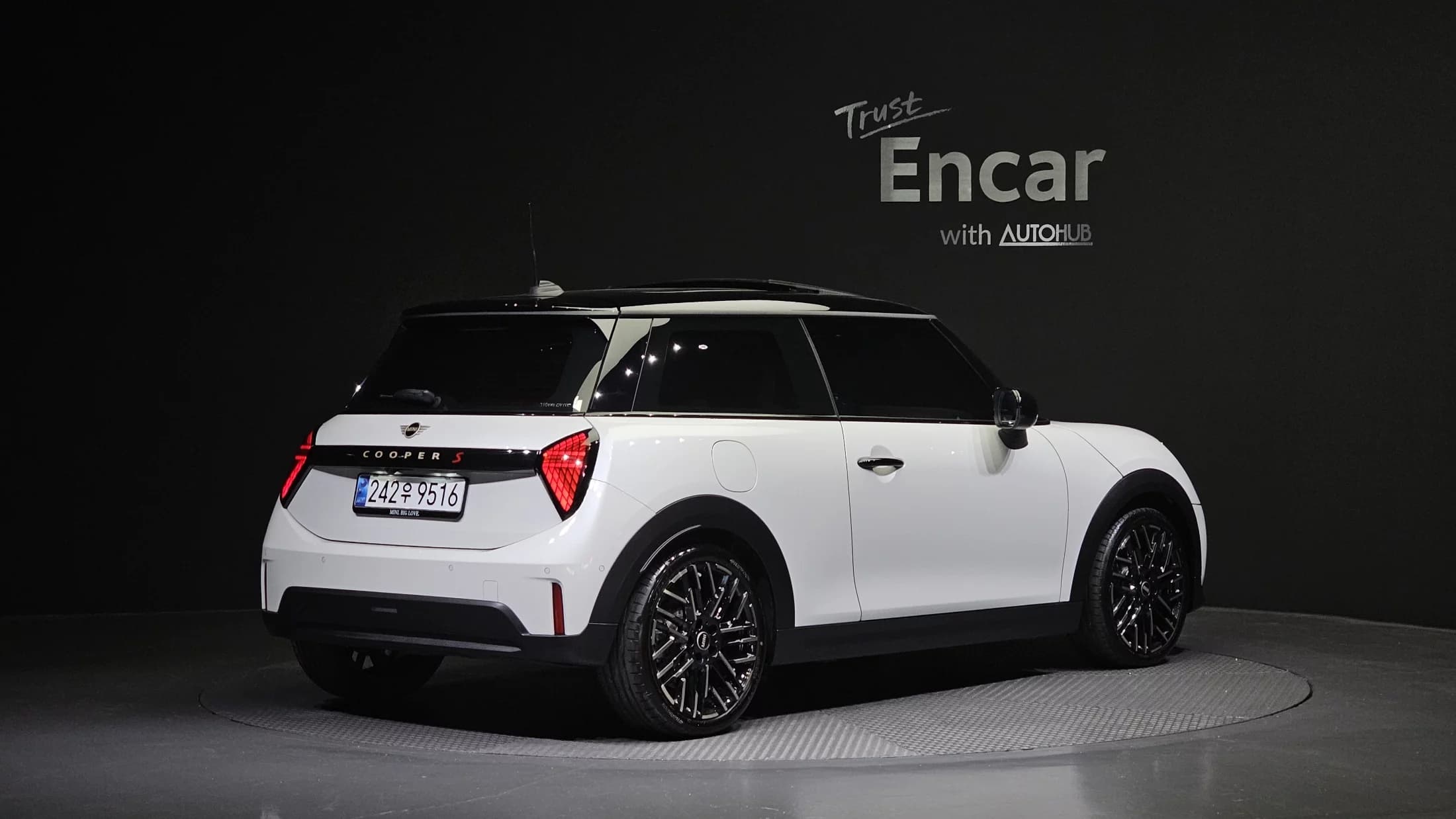 MINI Cooper Favoured 4th, 2024 г. 2975 км. — фото 2