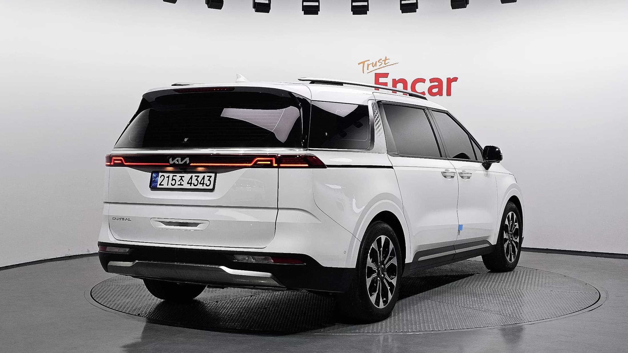 Kia Carnival 7-Seater Signature, 2023 г. 40203 км. — фото 2