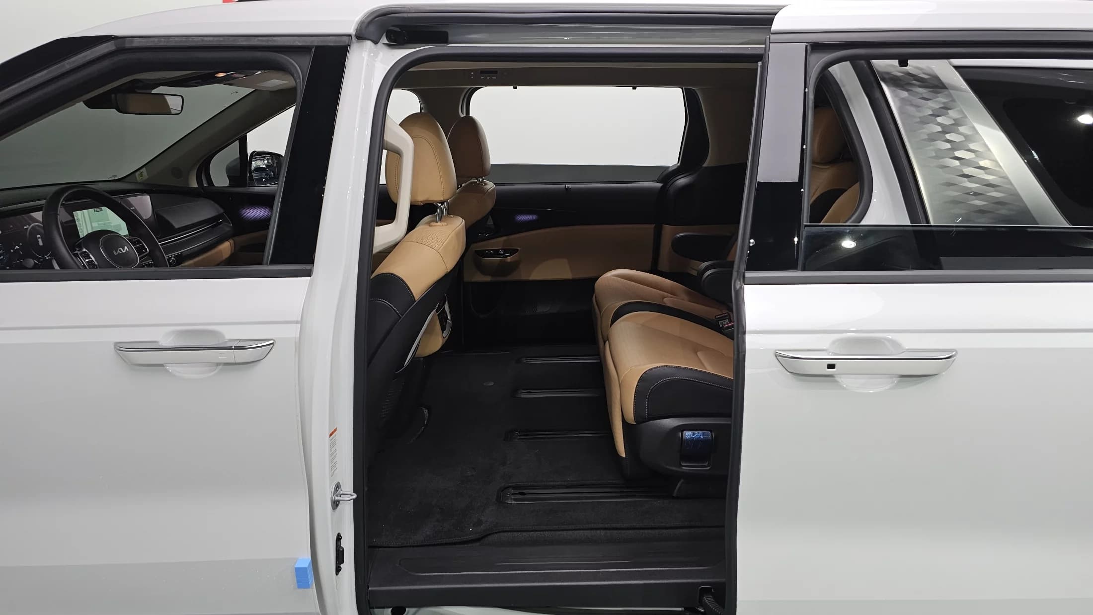 Kia Carnival 7-Seater Signature, 2023 г. 40203 км. — фото 11