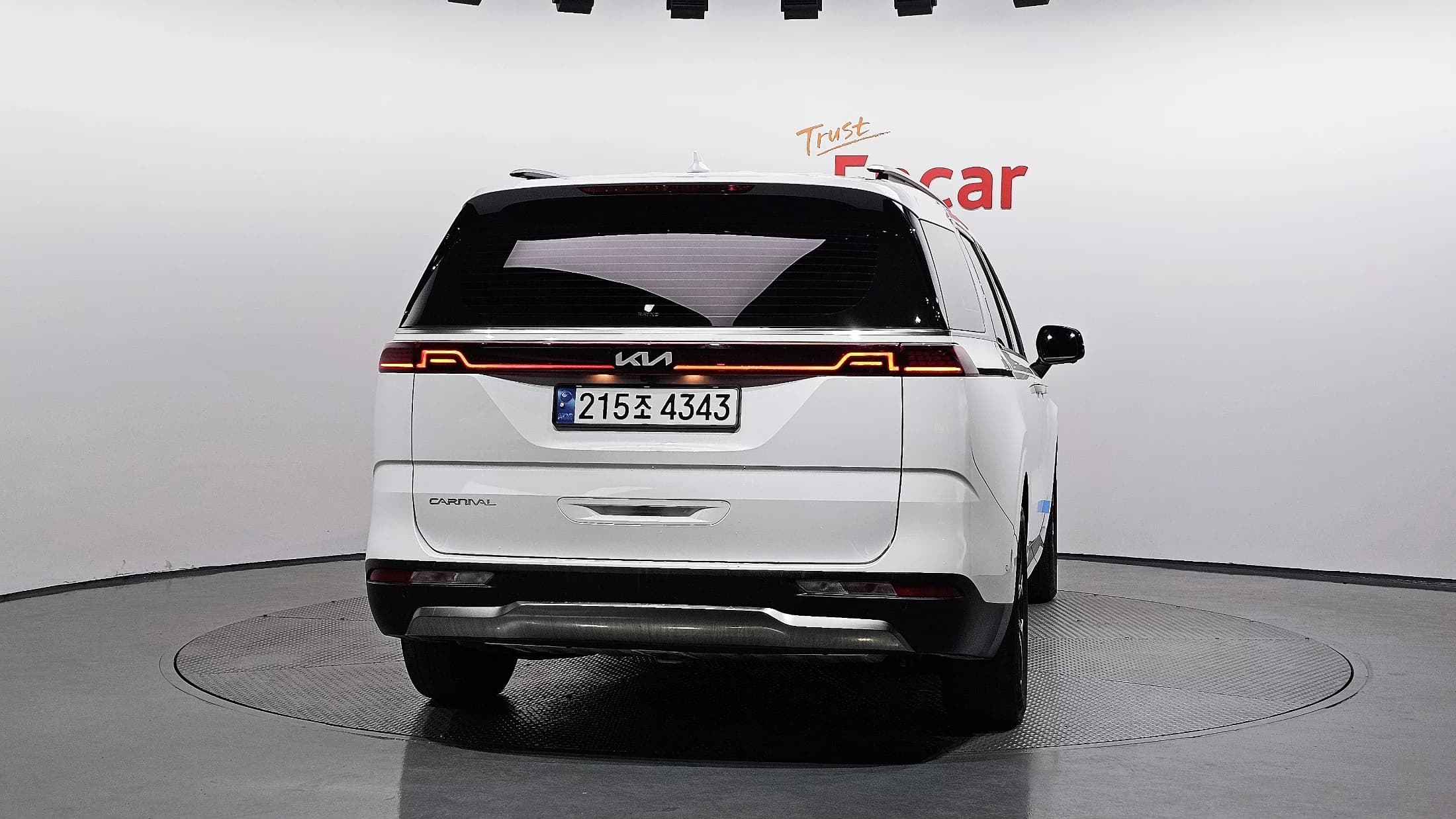 Kia Carnival 7-Seater Signature, 2023 г. 40203 км. — фото 4