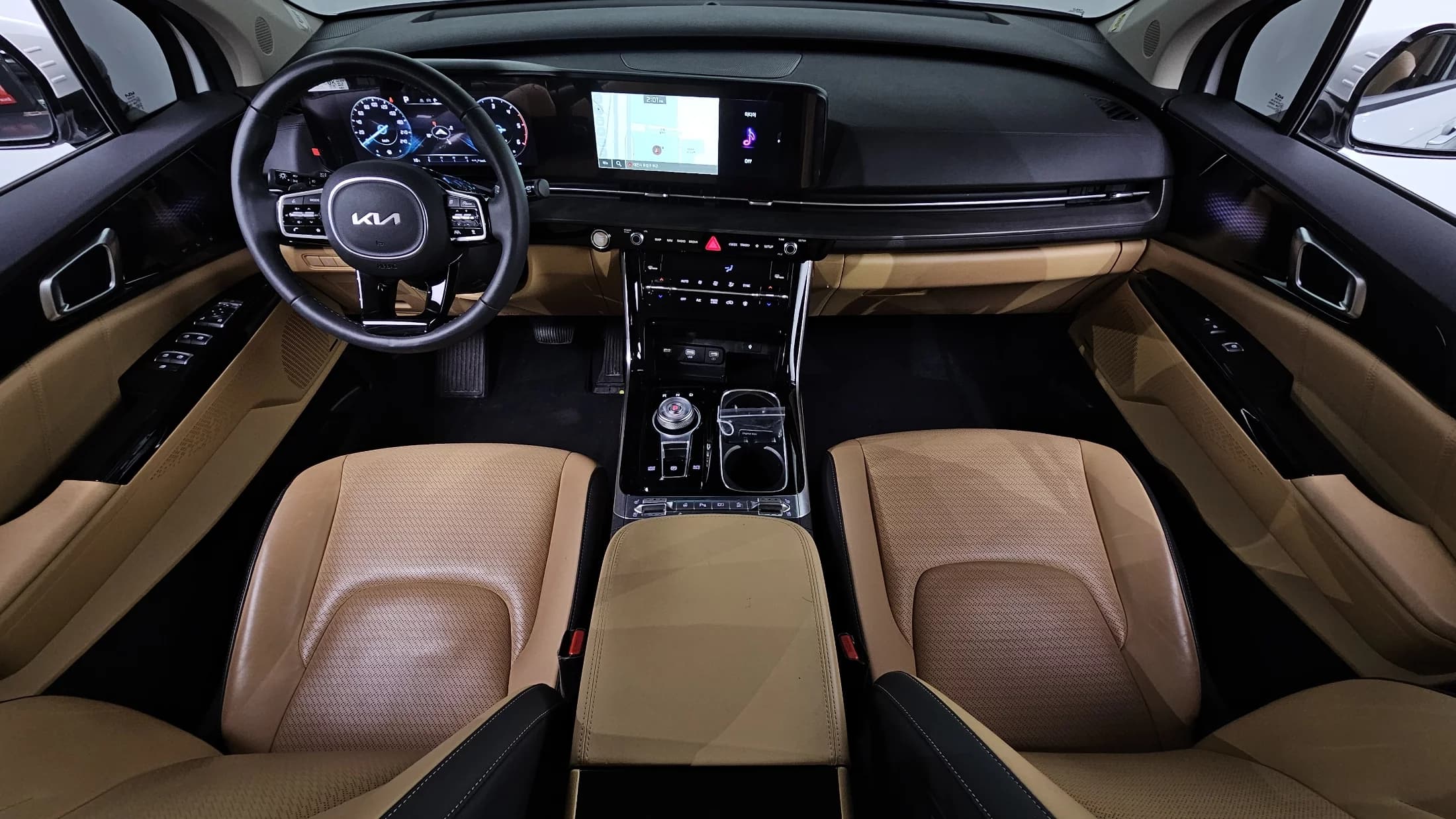 Kia Carnival 7-Seater Signature, 2023 г. 40203 км. — фото 7