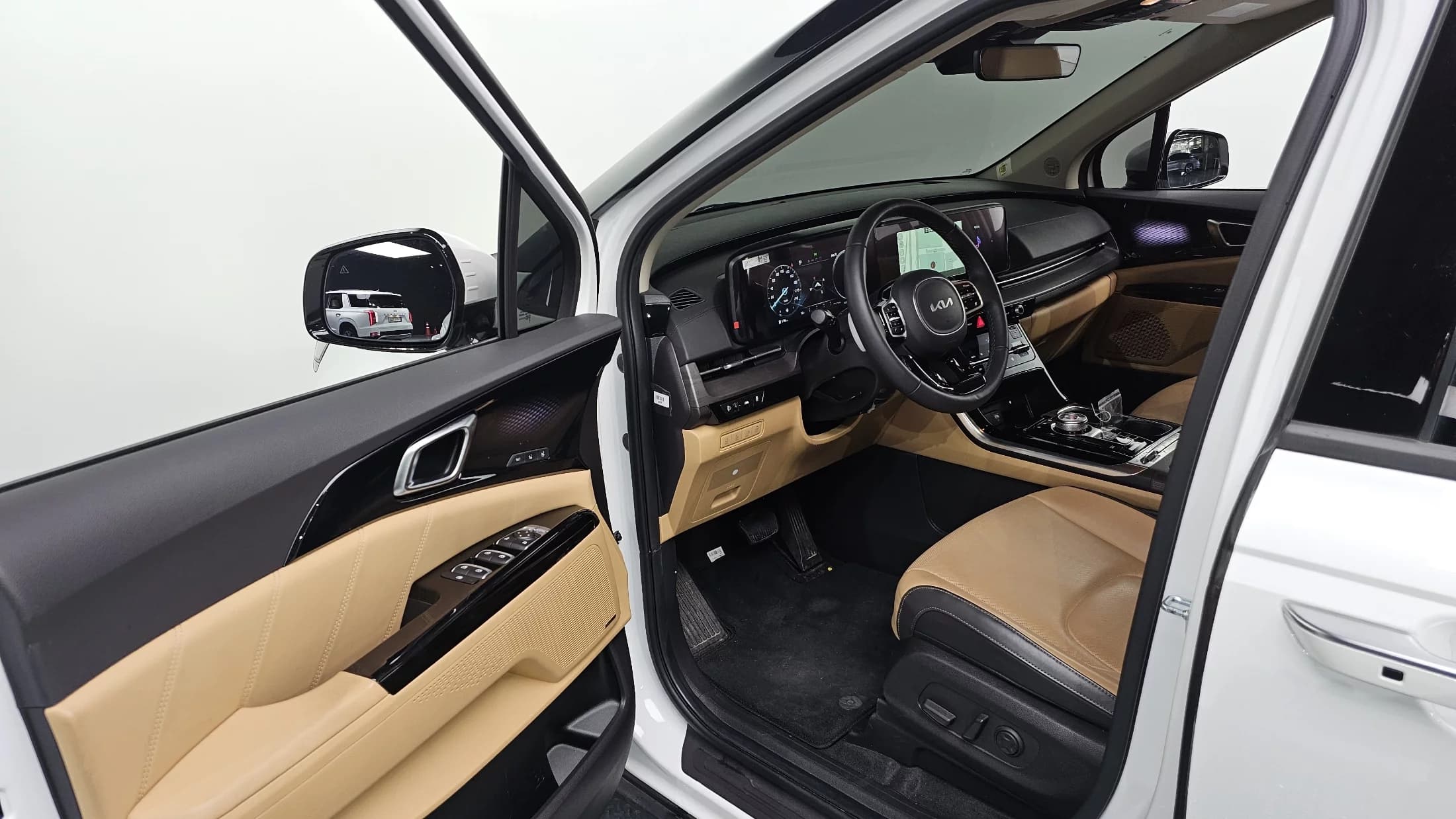 Kia Carnival 7-Seater Signature, 2023 г. 40203 км. — фото 10