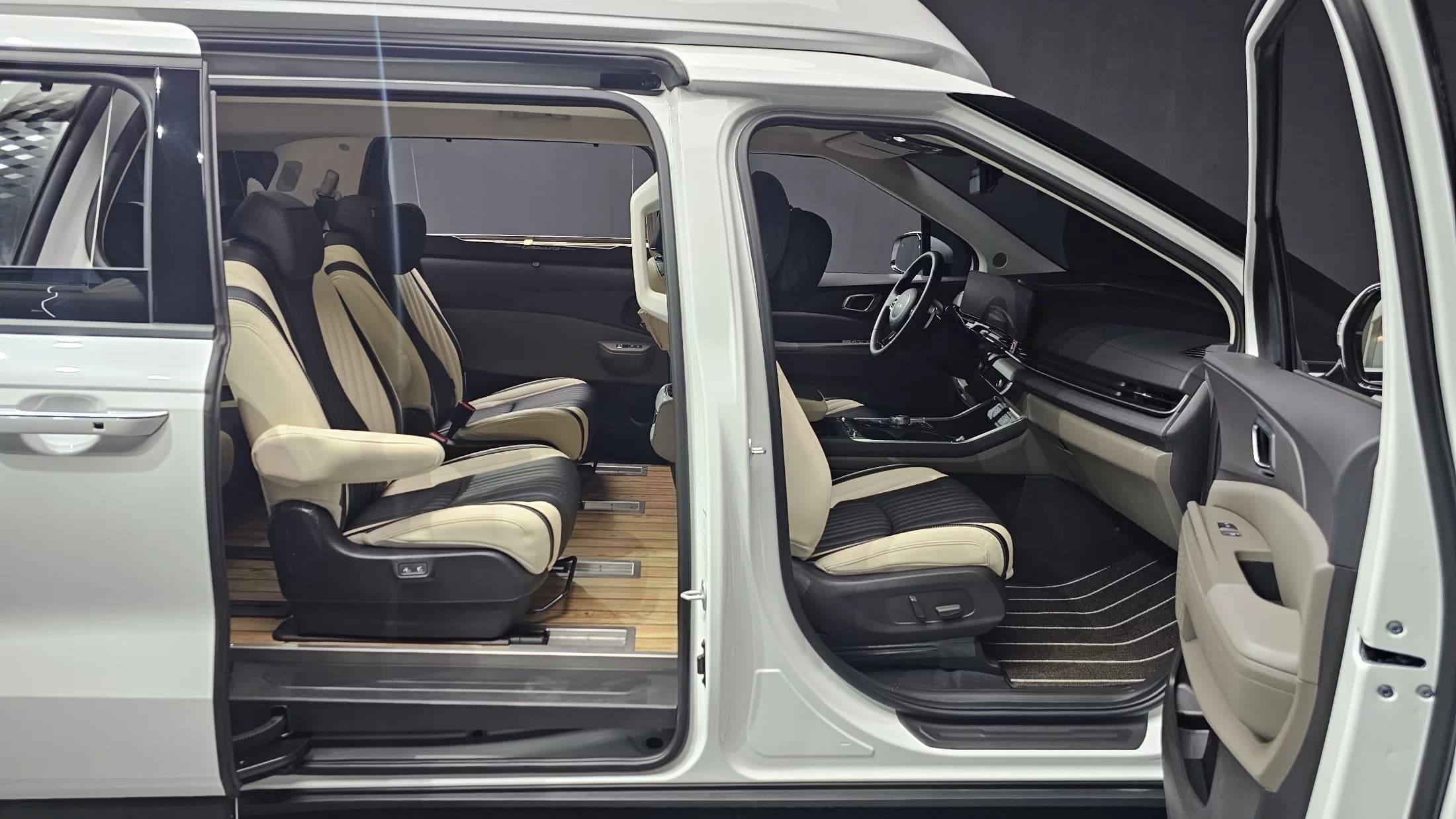 Kia Carnival 9-Seater Hi Limousine (Special Vehicle), 2024 г. 18522 км. — фото 11