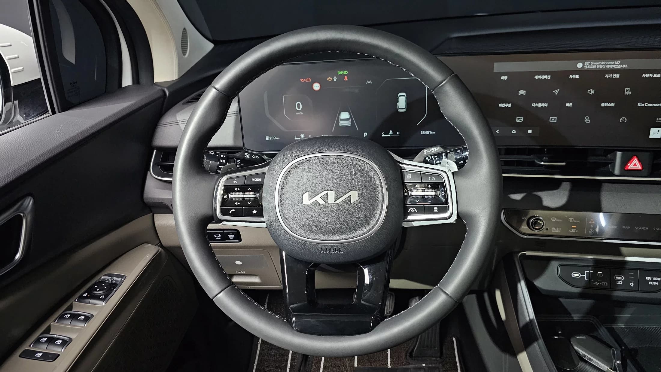 Kia Carnival 9-Seater Hi Limousine (Special Vehicle), 2024 г. 18522 км. — фото 13