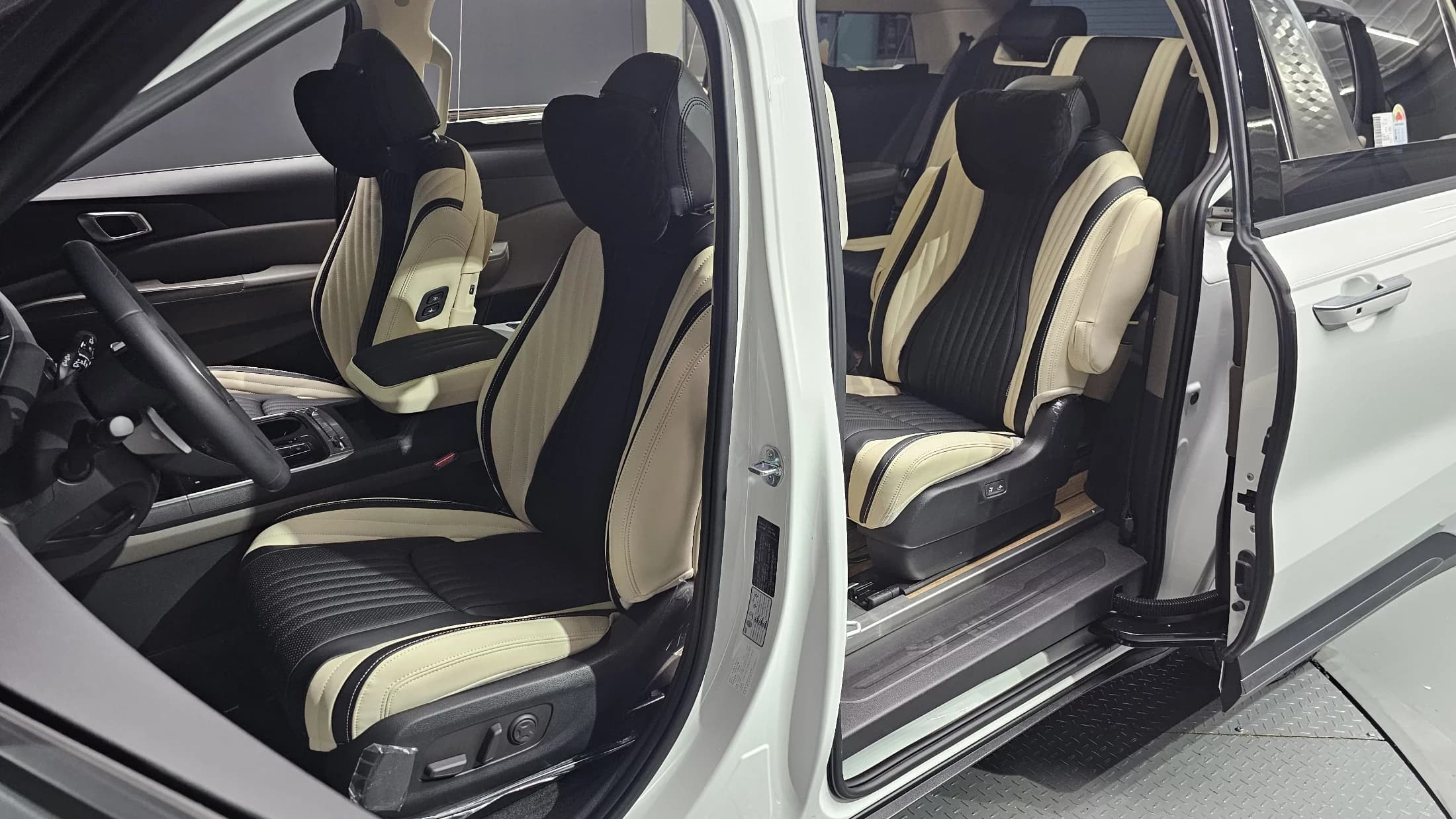 Kia Carnival 9-Seater Hi Limousine (Special Vehicle), 2024 г. 18522 км. — фото 10