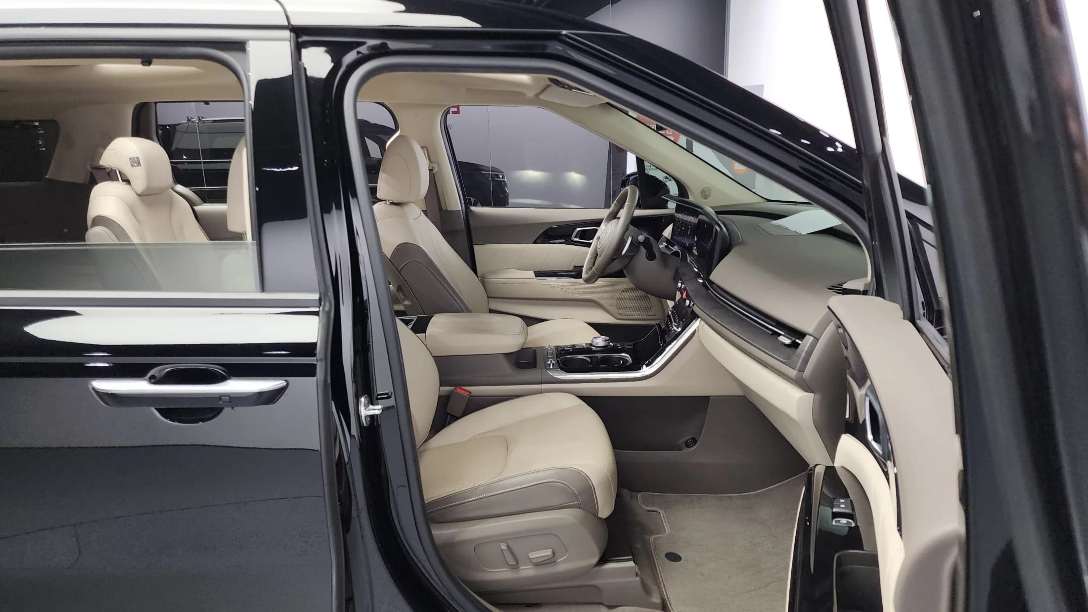 Kia Carnival Gasoline 9-Seater Signature, 2022 г. 63845 км. — фото 10
