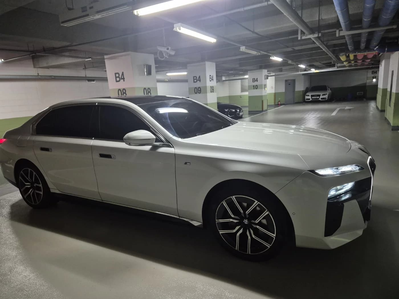 BMW i7 eDrive 50 M Sport, электромобиль, 2023 г. 81488 км. — фото 3