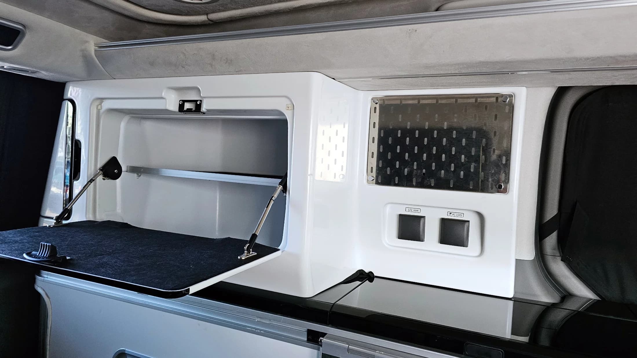 Hyundai Staria 2WD Camping Car Prestige Camper 4Seater, 2024 г. 23583 км. — фото 17