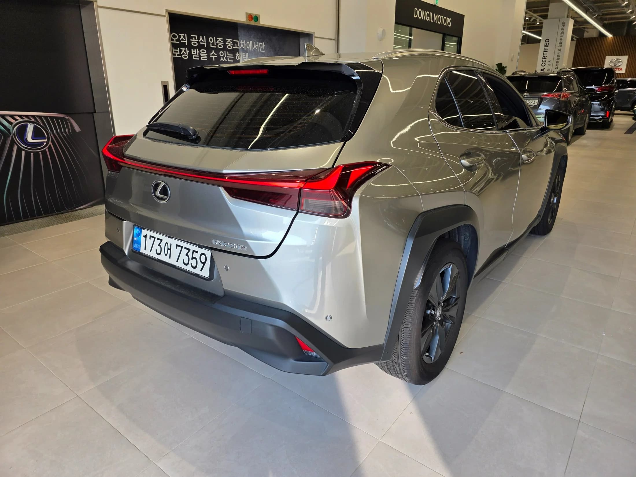 Lexus UX 2.0 2WD, гибрид, 2023 г. 72426 км. — фото 2