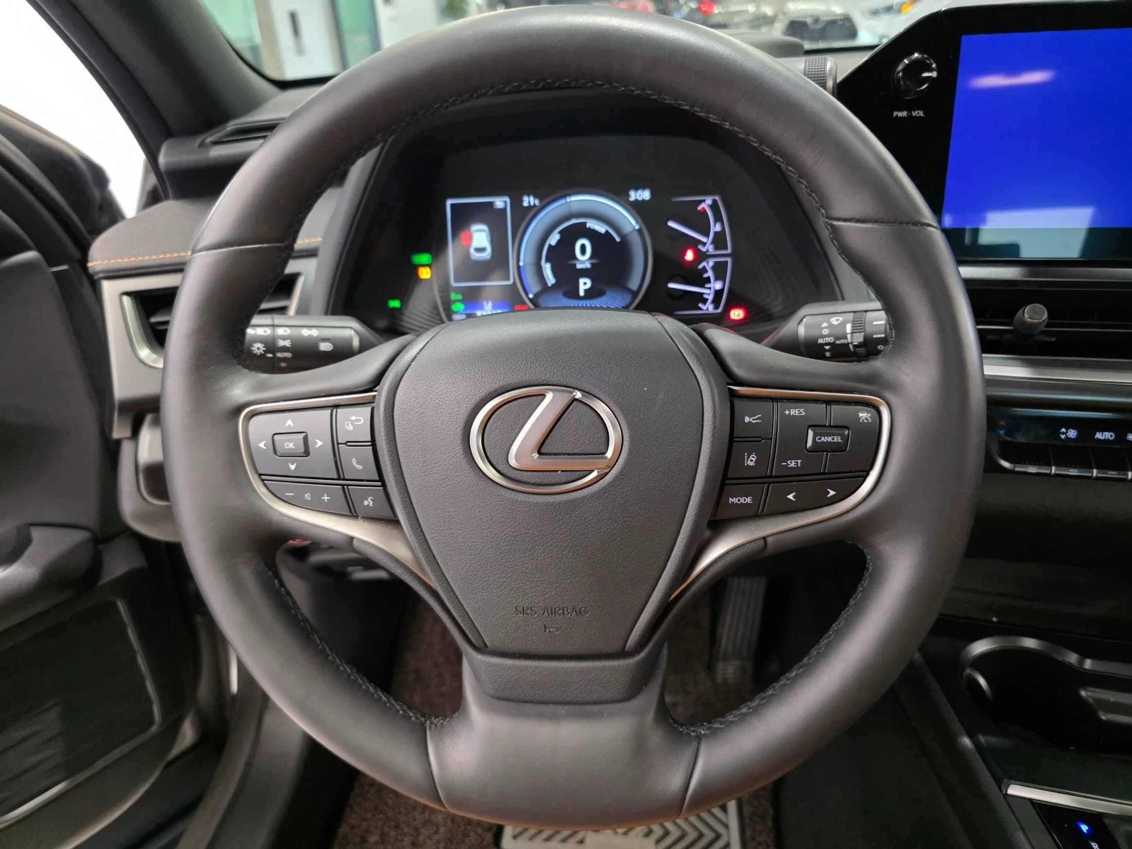 Lexus UX 2.0 2WD, гибрид, 2023 г. 72426 км. — фото 12