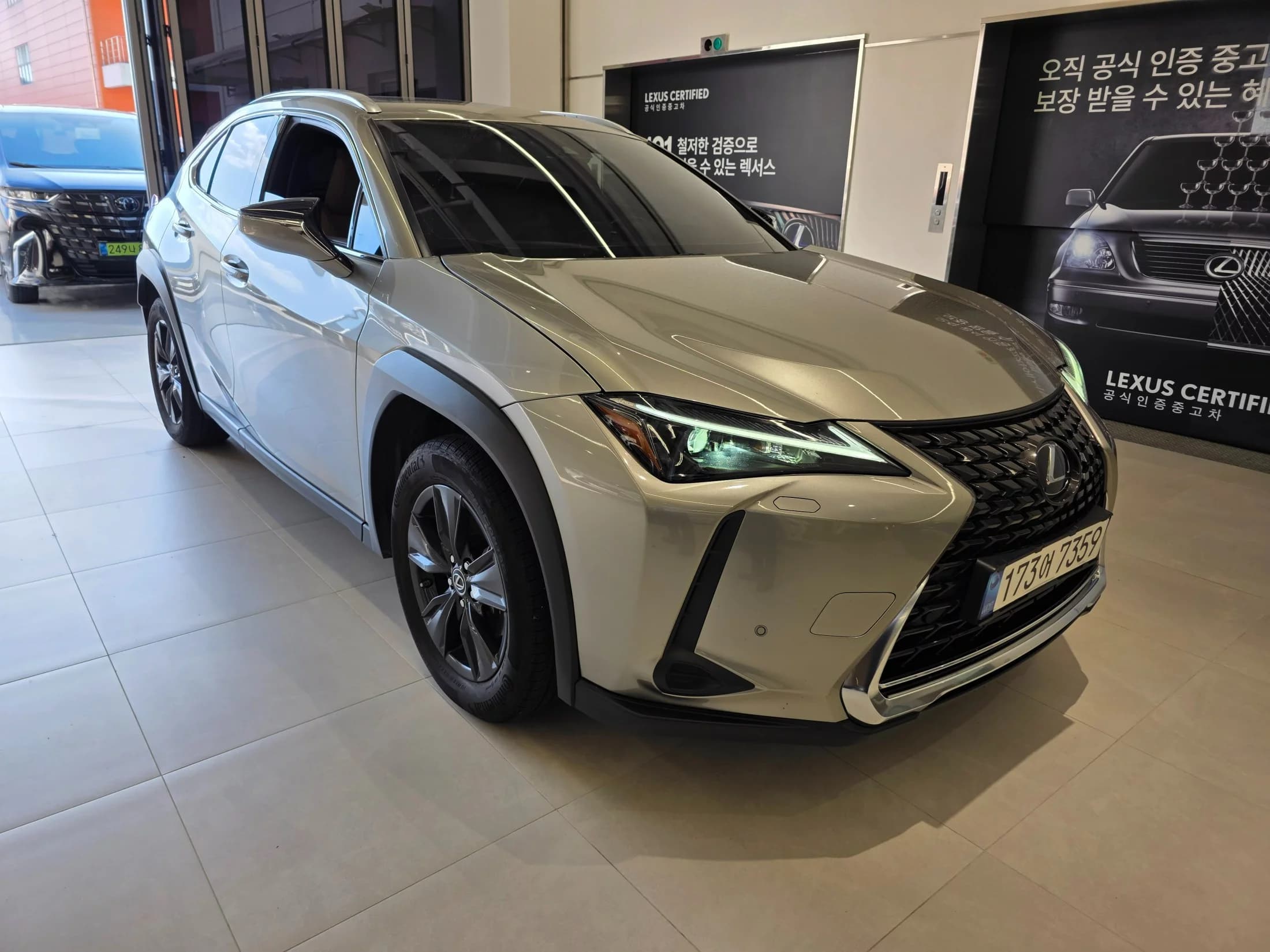 Lexus UX 2.0 2WD, гибрид, 2023 г. 72426 км. — фото 15