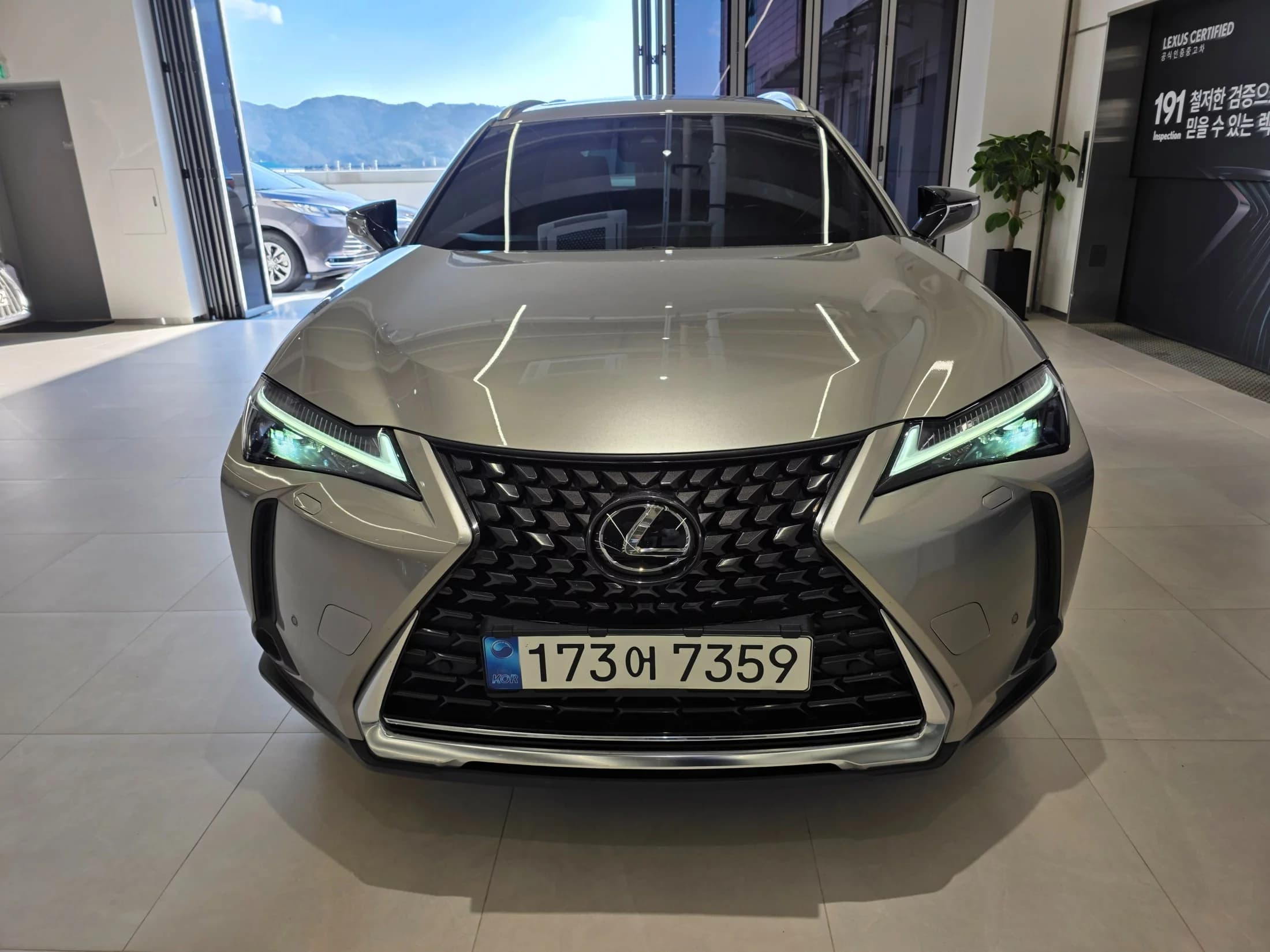 Lexus UX 2.0 2WD, гибрид, 2023 г. 72426 км. — фото 3