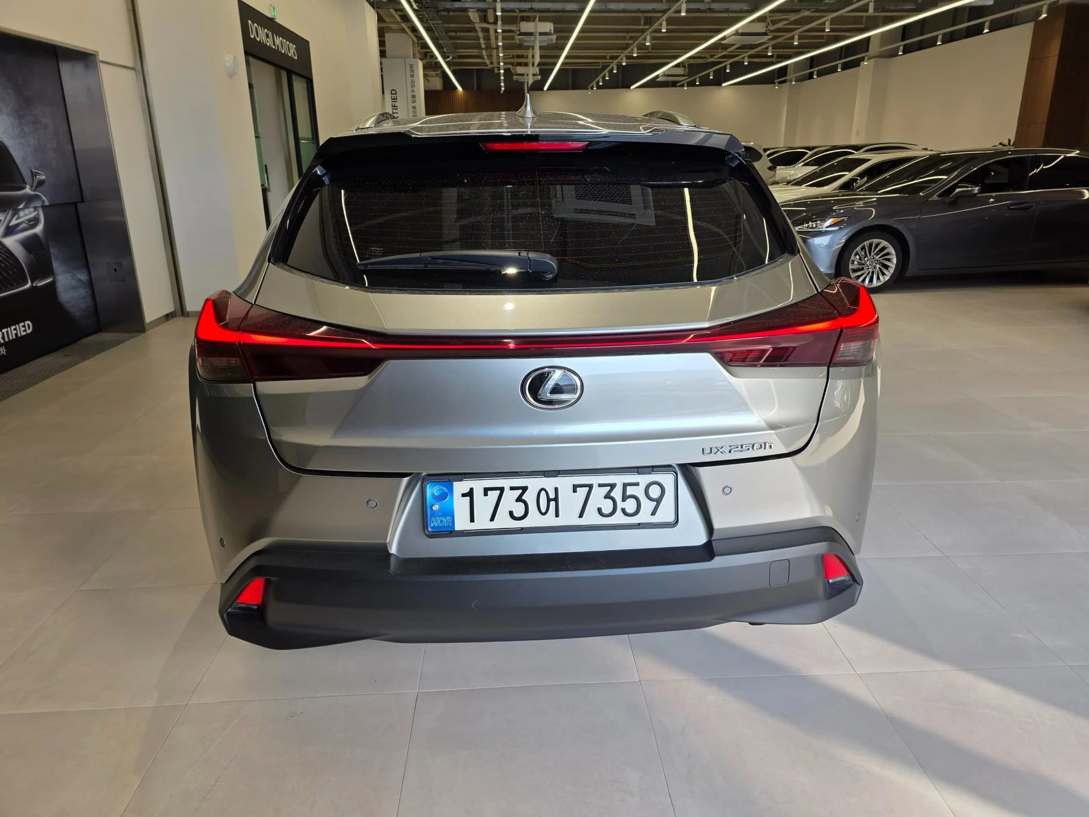 Lexus UX 2.0 2WD, гибрид, 2023 г. 72426 км. — фото 4