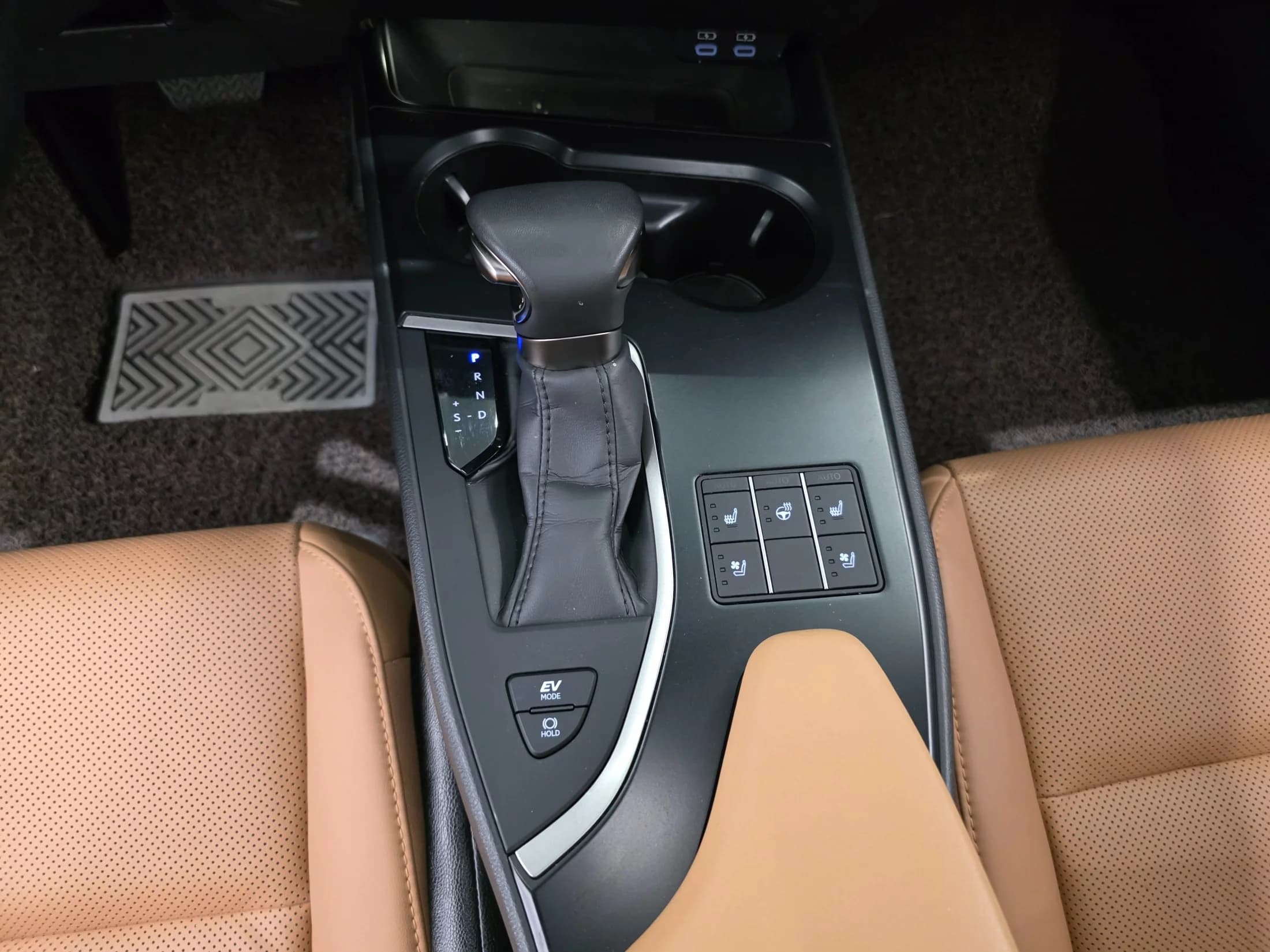 Lexus UX 2.0 2WD, гибрид, 2023 г. 72426 км. — фото 9