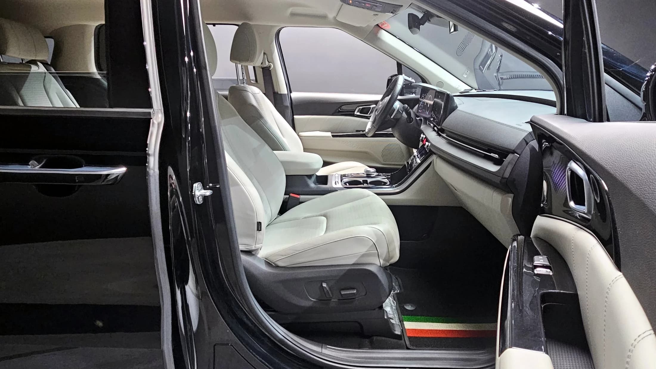 Kia Carnival Gasoline 7-Seater Signature, 2022 г. 61341 км. — фото 11