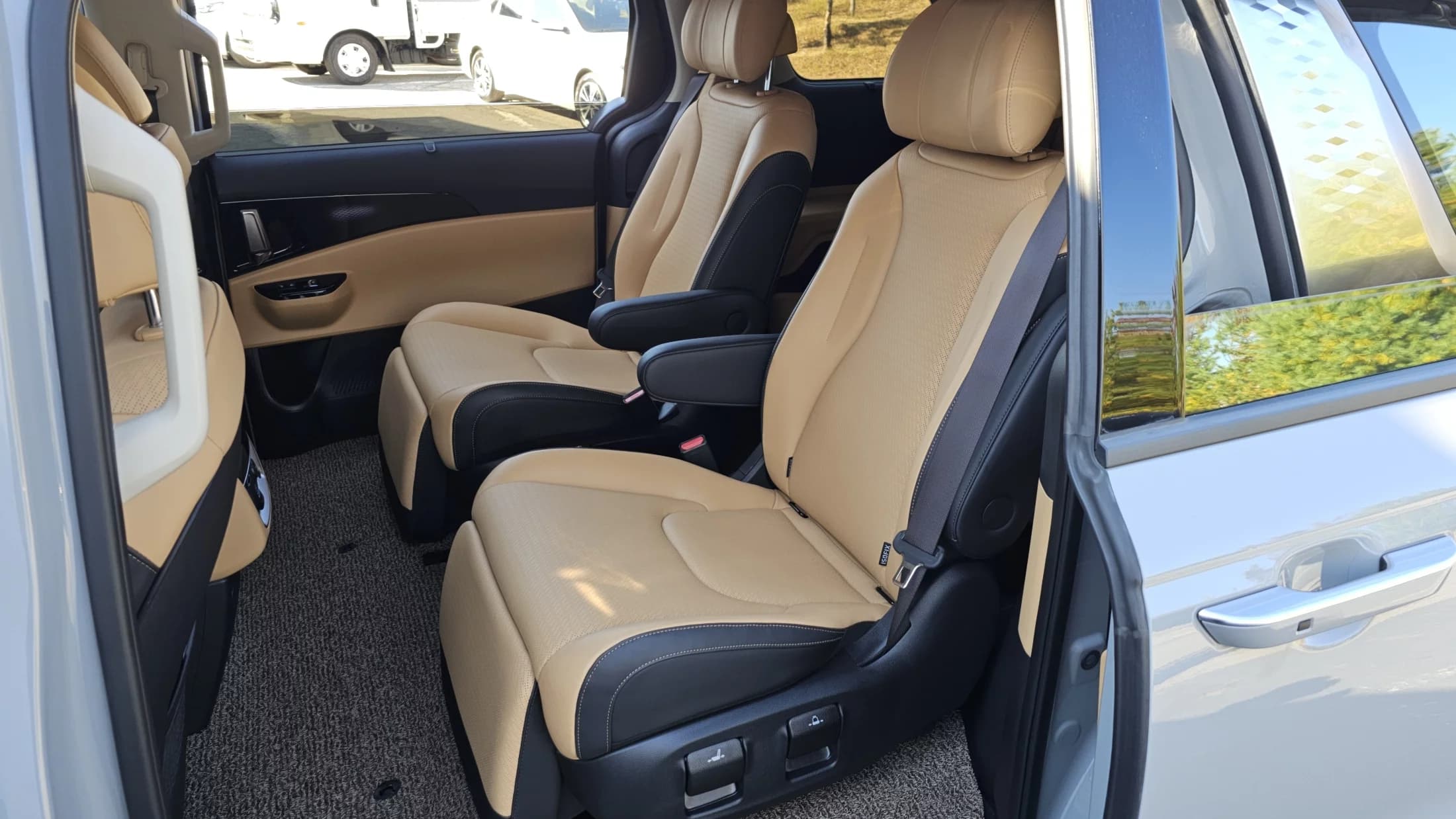 Kia Carnival Gasoline 7-Seater Signature, 2023 г. 28367 км. — фото 11