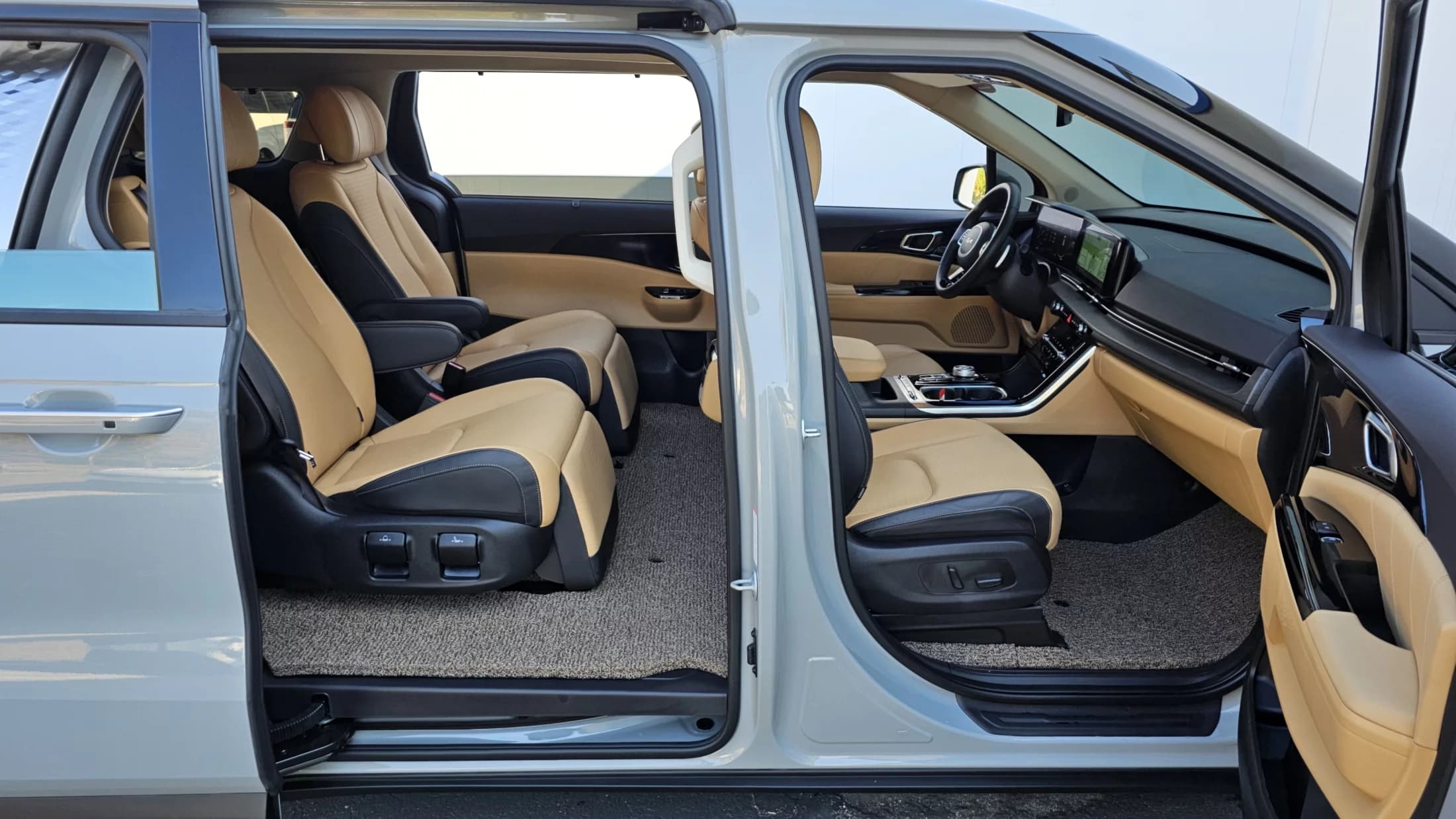 Kia Carnival Gasoline 7-Seater Signature, 2023 г. 28367 км. — фото 12