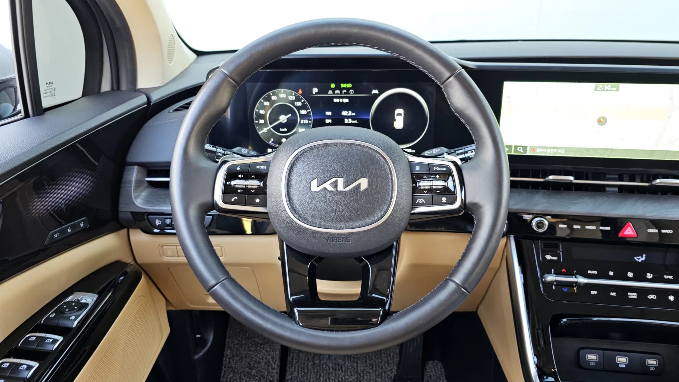 Kia Carnival Gasoline 7-Seater Signature, 2023 г. 28367 км. — фото 13