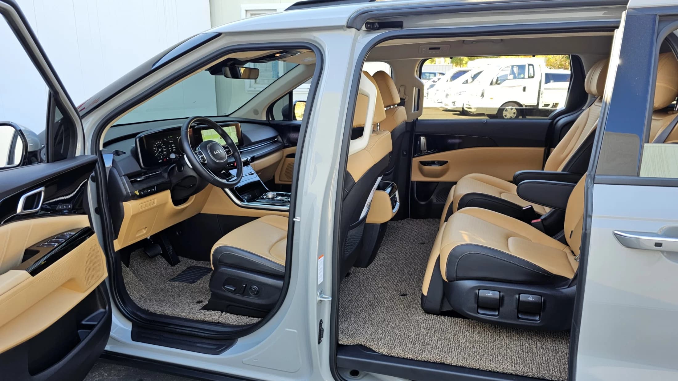 Kia Carnival Gasoline 7-Seater Signature, 2023 г. 28367 км. — фото 10