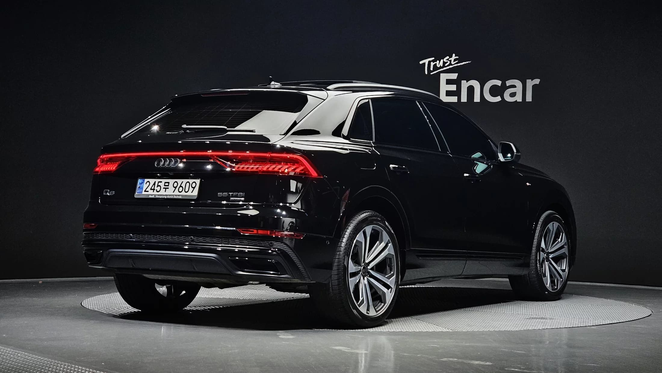 Audi Q8 55 TFSI Quattro Premium, 2023 г. 40091 км. — фото 2