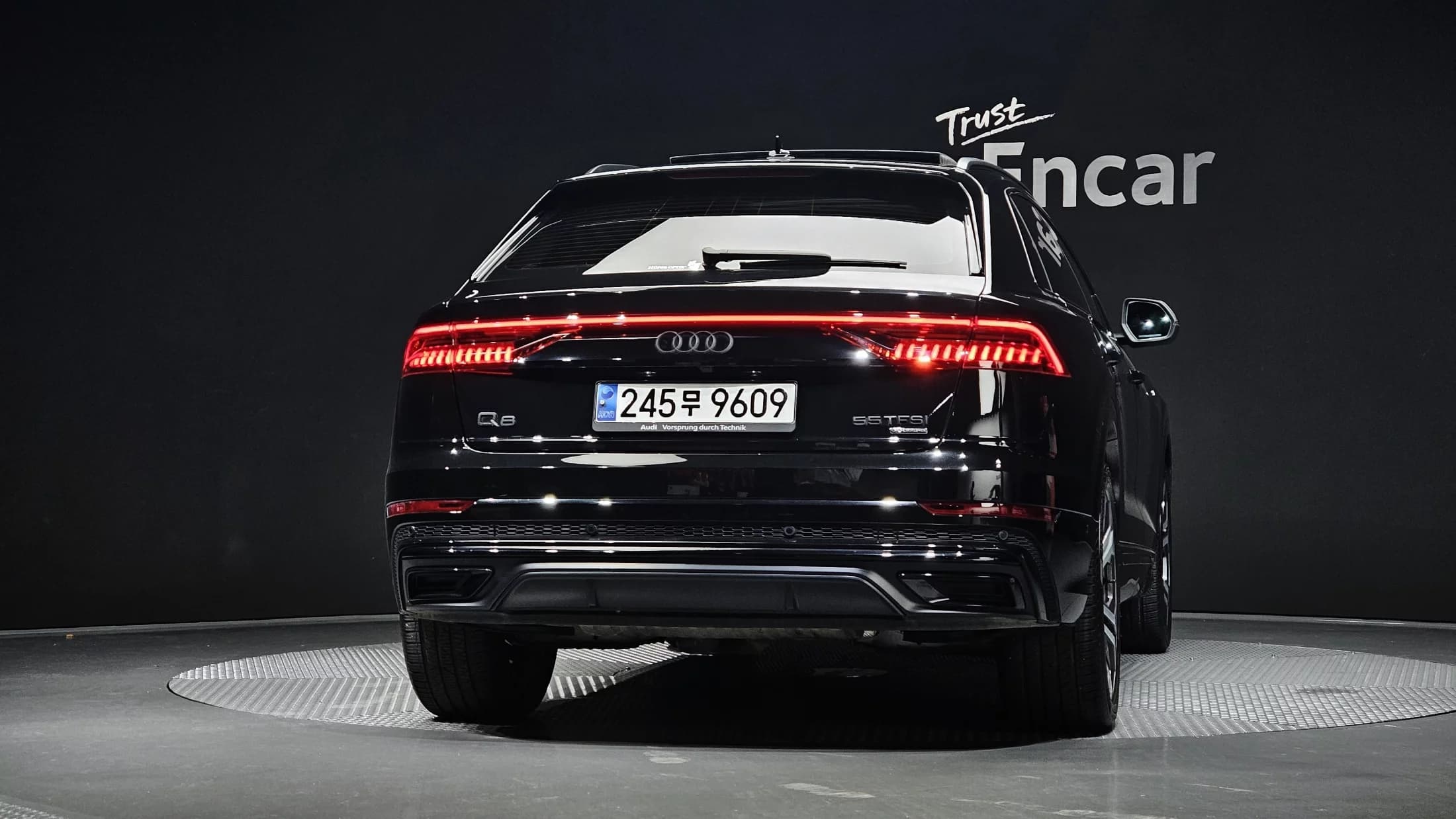 Audi Q8 55 TFSI Quattro Premium, 2023 г. 40091 км. — фото 4