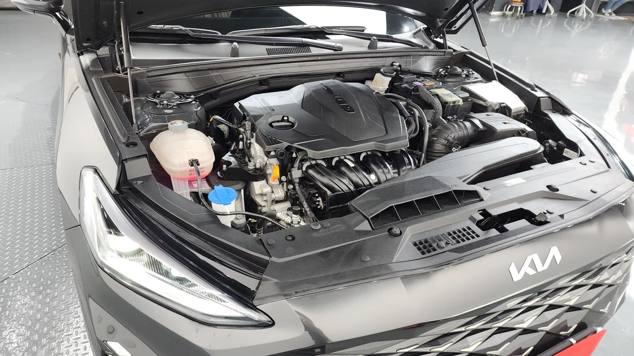 Kia K8 2.5 Gasoline 2WD Signature, 2023 г. 25095 км. — фото 6