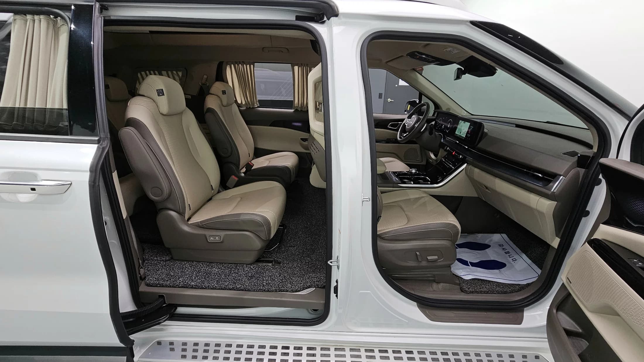 Kia Carnival Gasoline 9-Seater Hi-Limousine Signature, 2023 г. 40979 км. — фото 11