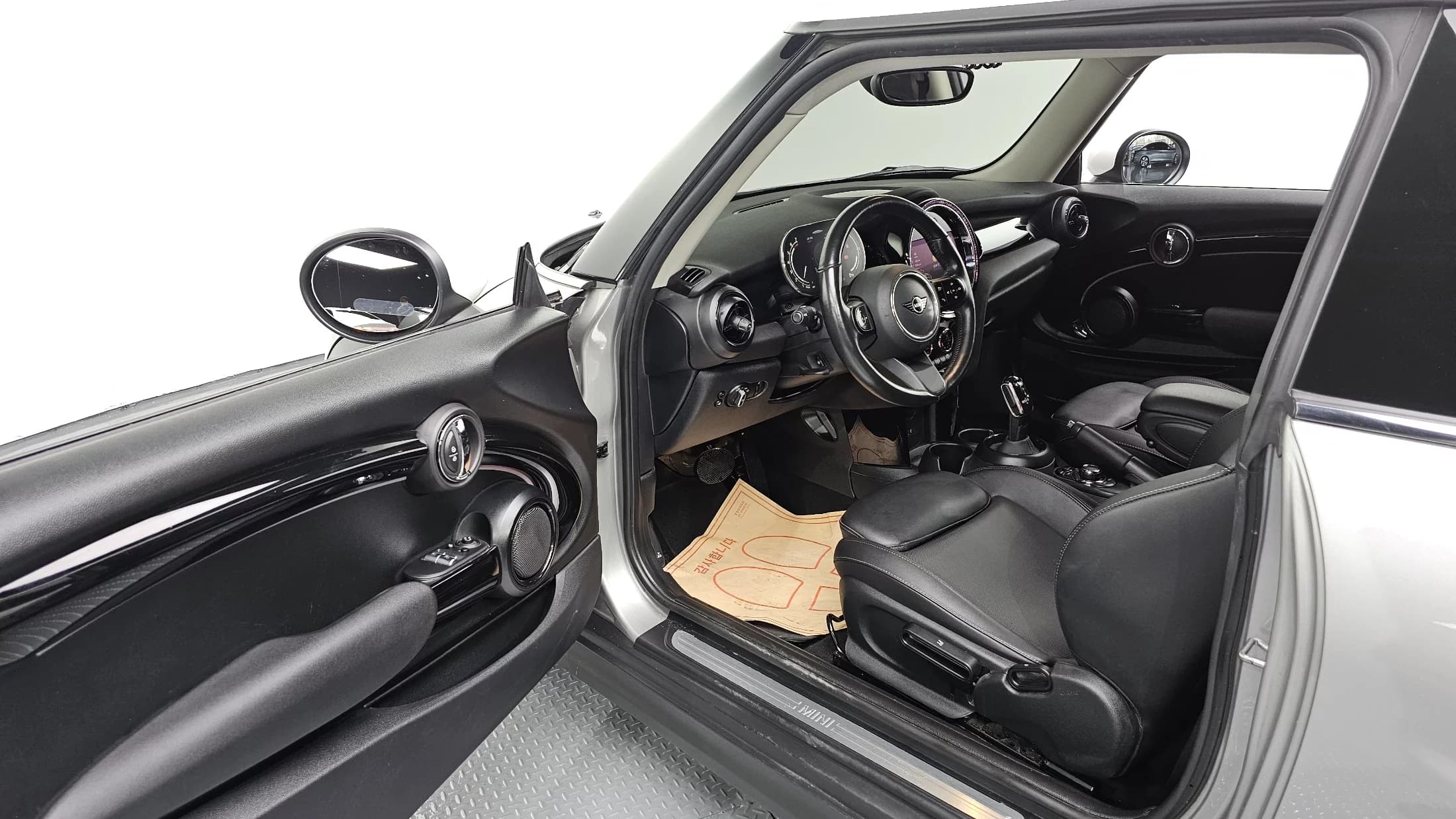 MINI Cooper Classic Third Generation, 2023 г. 51901 км. — фото 10