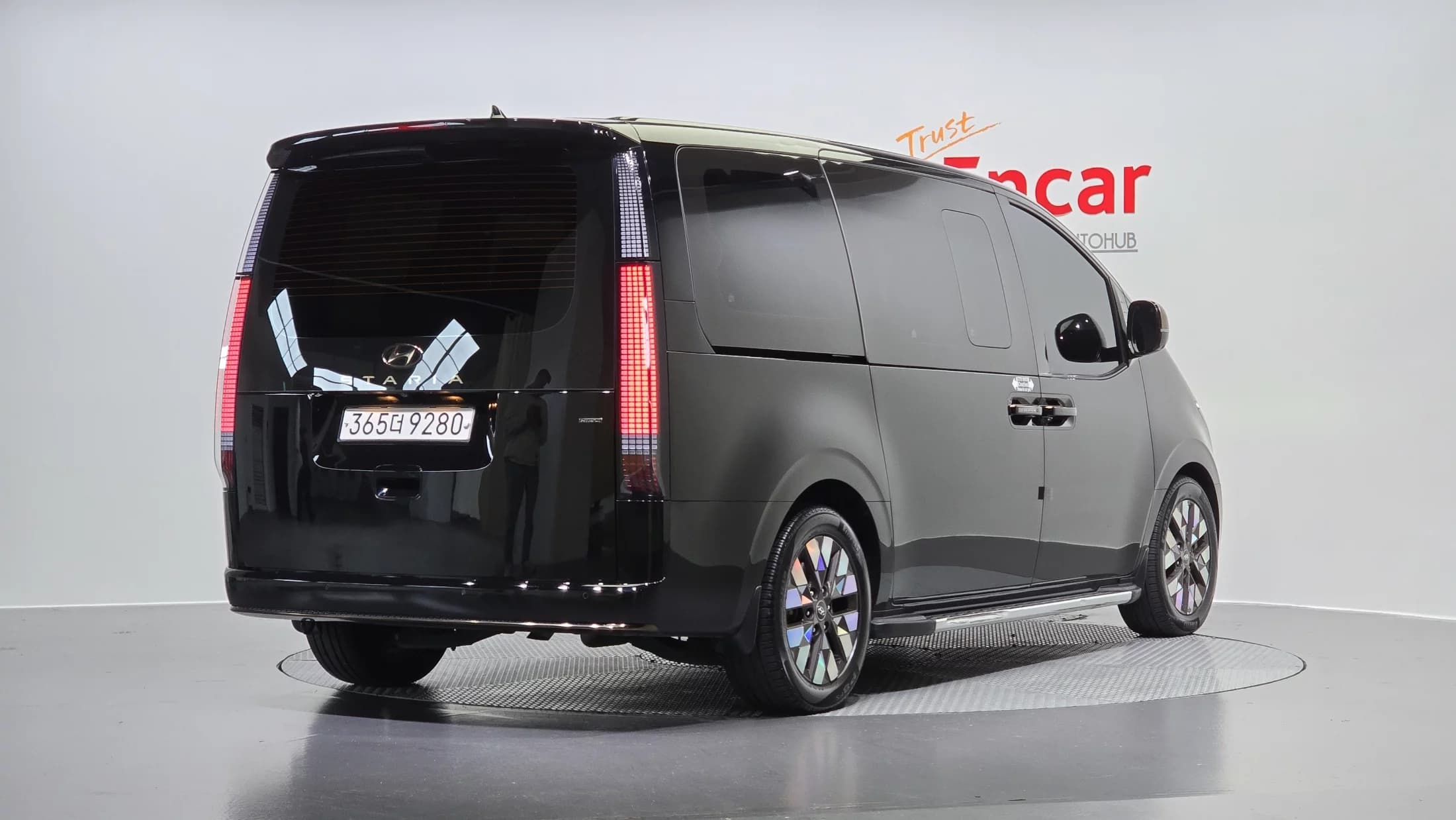 Hyundai Staria 4WD Lounge 7-Seater Inspiration, 2023 г. 251699 км. — фото 2