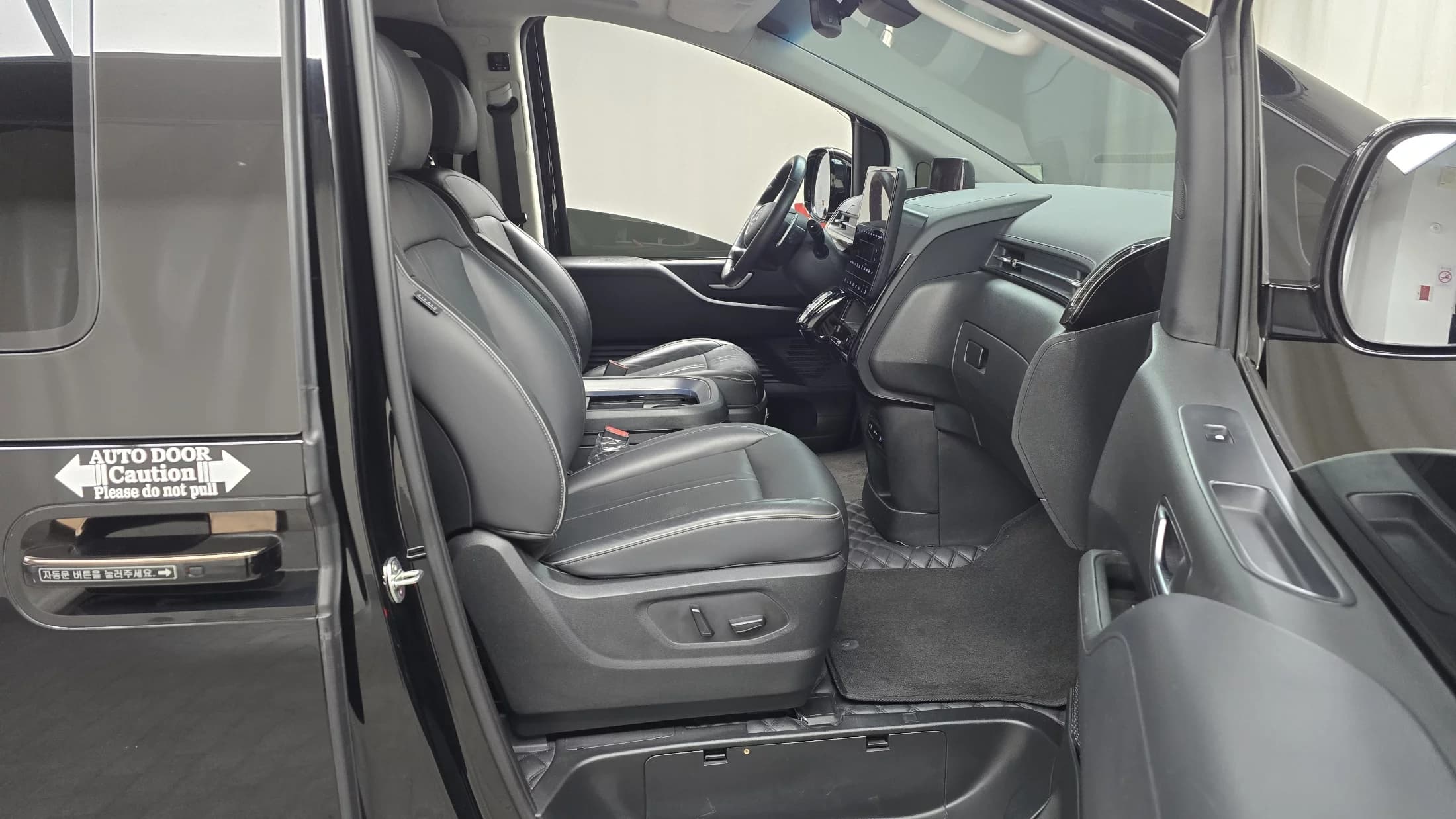 Hyundai Staria 4WD Lounge 7-Seater Inspiration, 2023 г. 251699 км. — фото 11