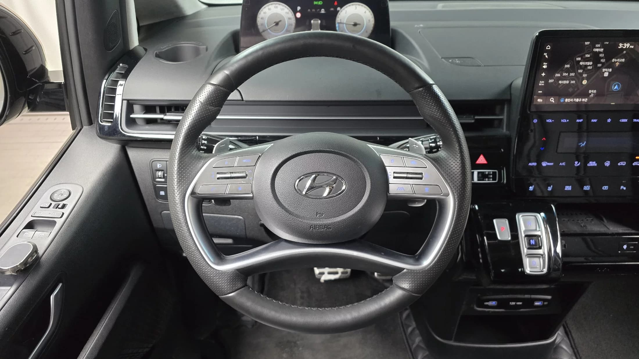 Hyundai Staria 4WD Lounge 7-Seater Inspiration, 2023 г. 251699 км. — фото 13