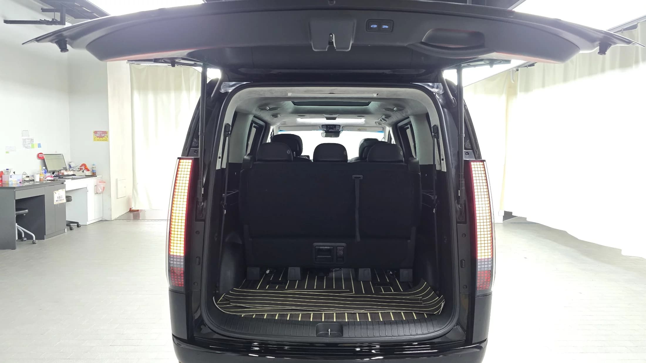 Hyundai Staria 4WD Lounge 7-Seater Inspiration, 2023 г. 251699 км. — фото 20
